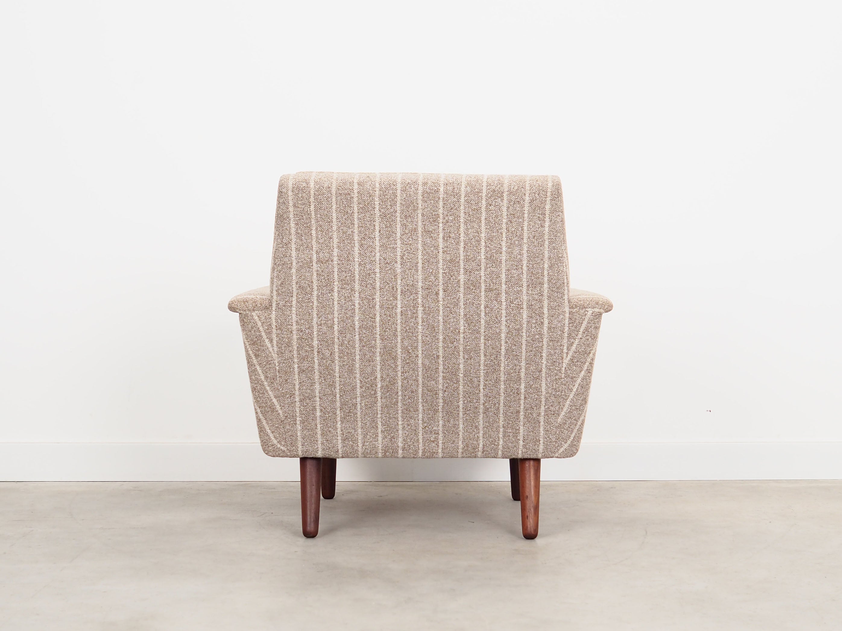 Teak_armchair_Danish_design_from_1970s_production_Denmark