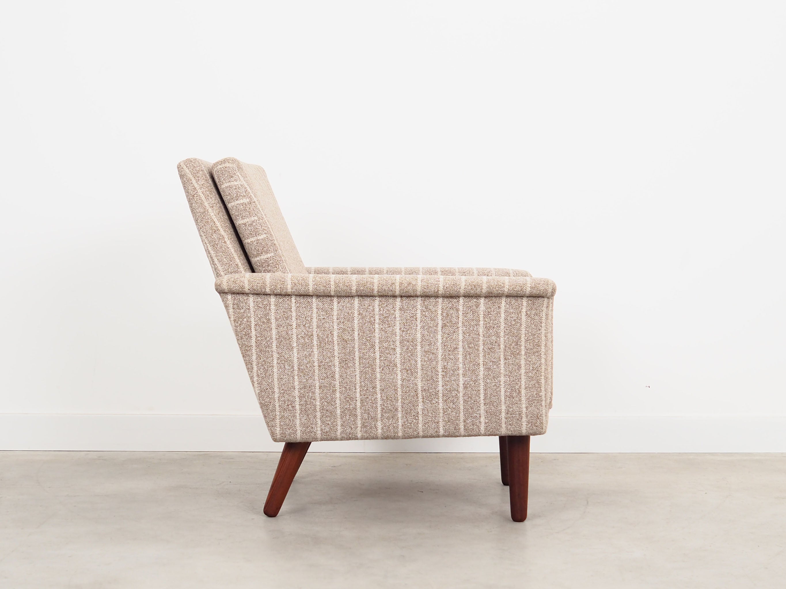 Teak_armchair_Danish_design_from_1970s_production_Denmark