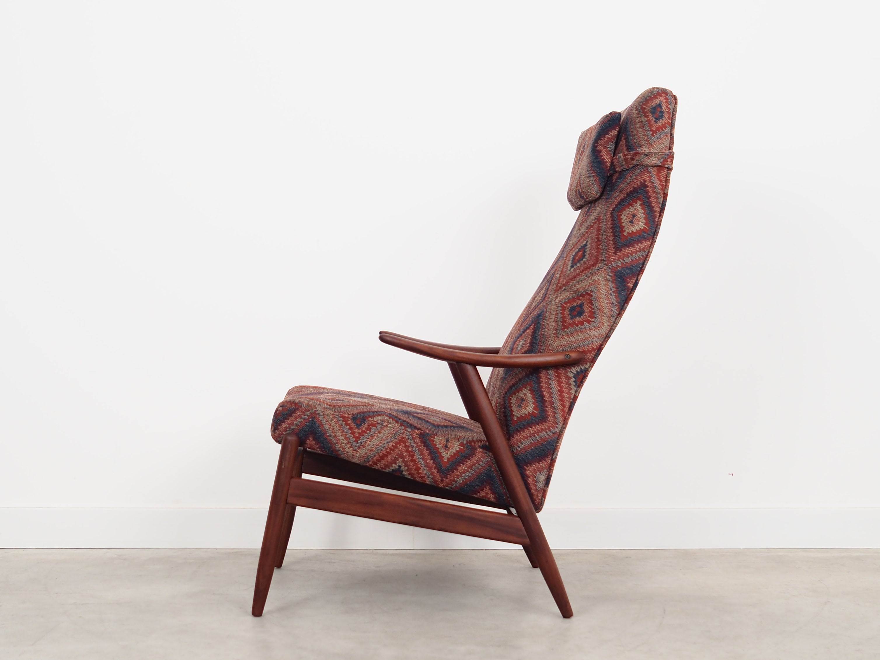 Teak_armchair_in_Danish_design_1970s