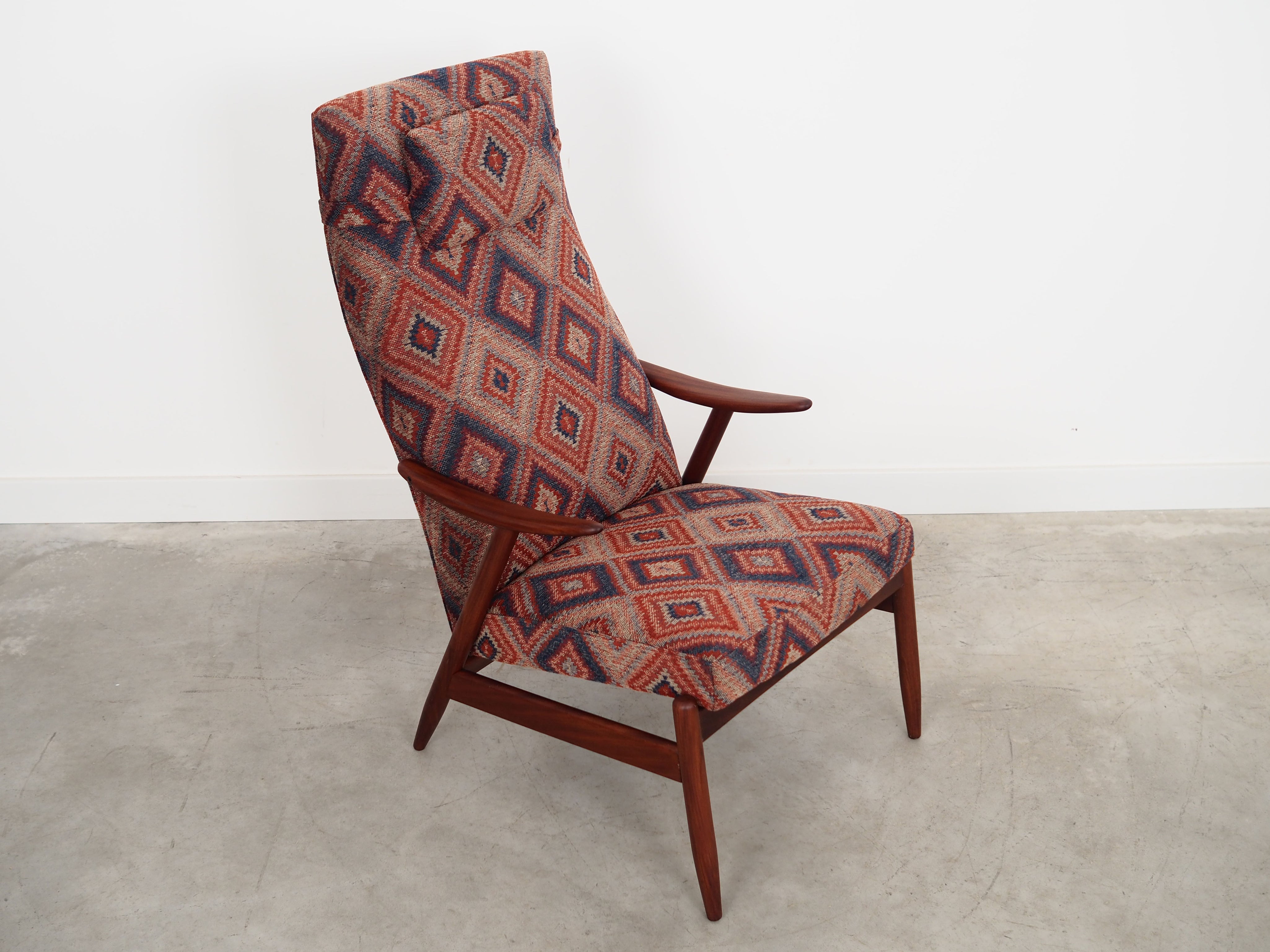 Teak_armchair_in_Danish_design_1970s