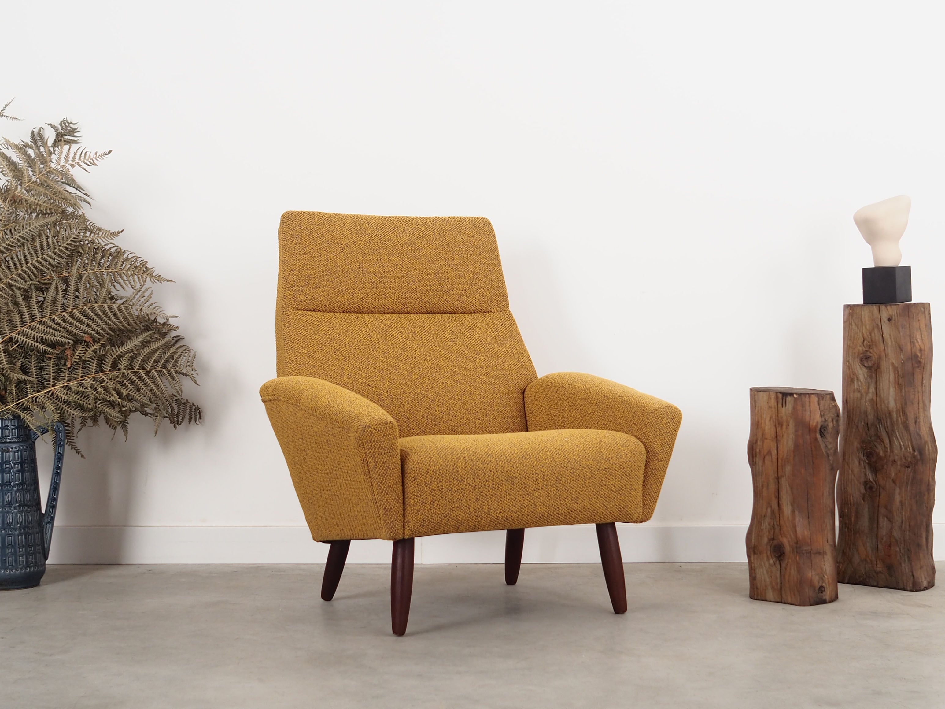 Teak_armchair_in_Danish_design_1970s_production_Denmark