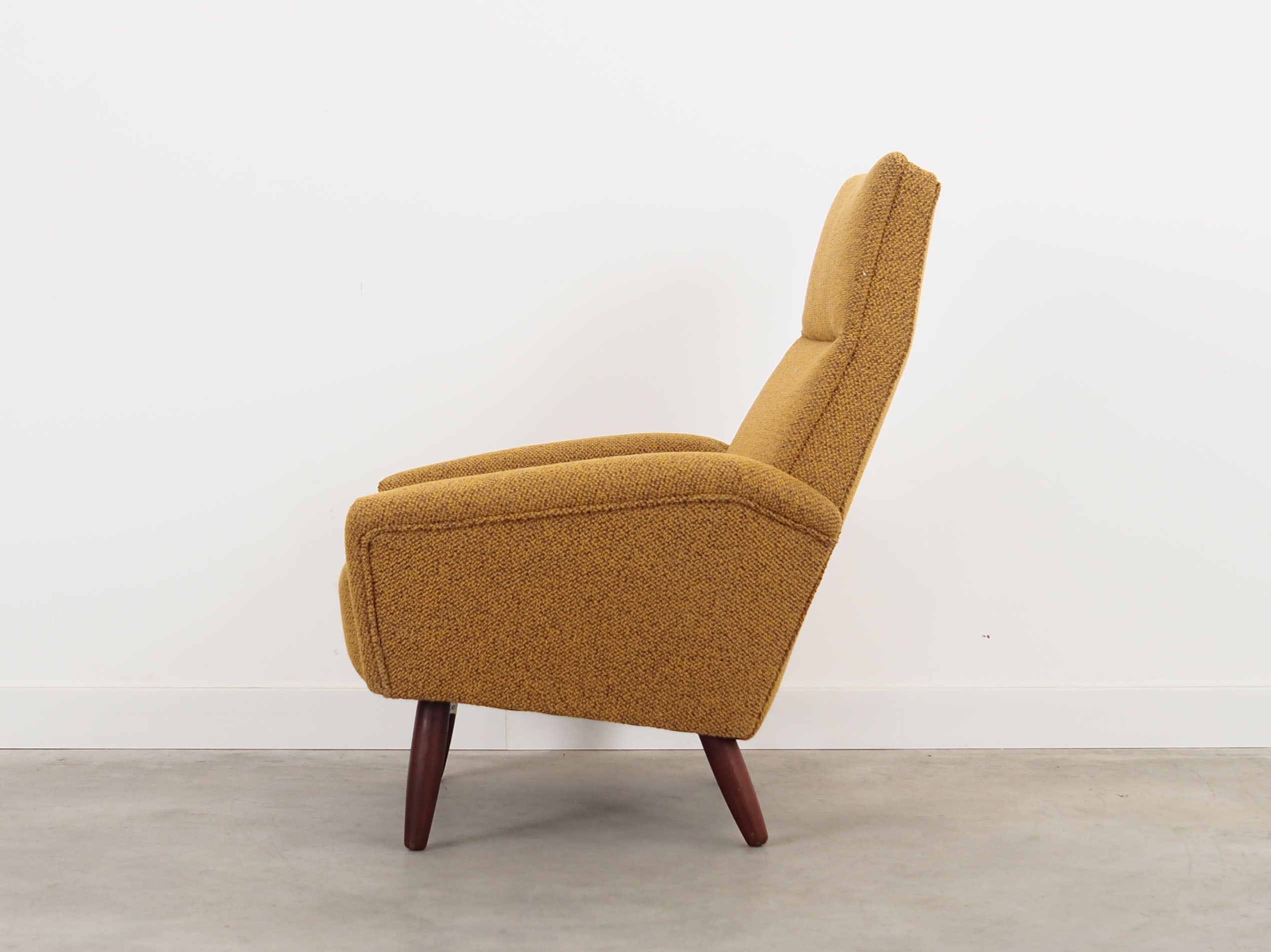 Teak_armchair_in_Danish_design_1970s_production_Denmark