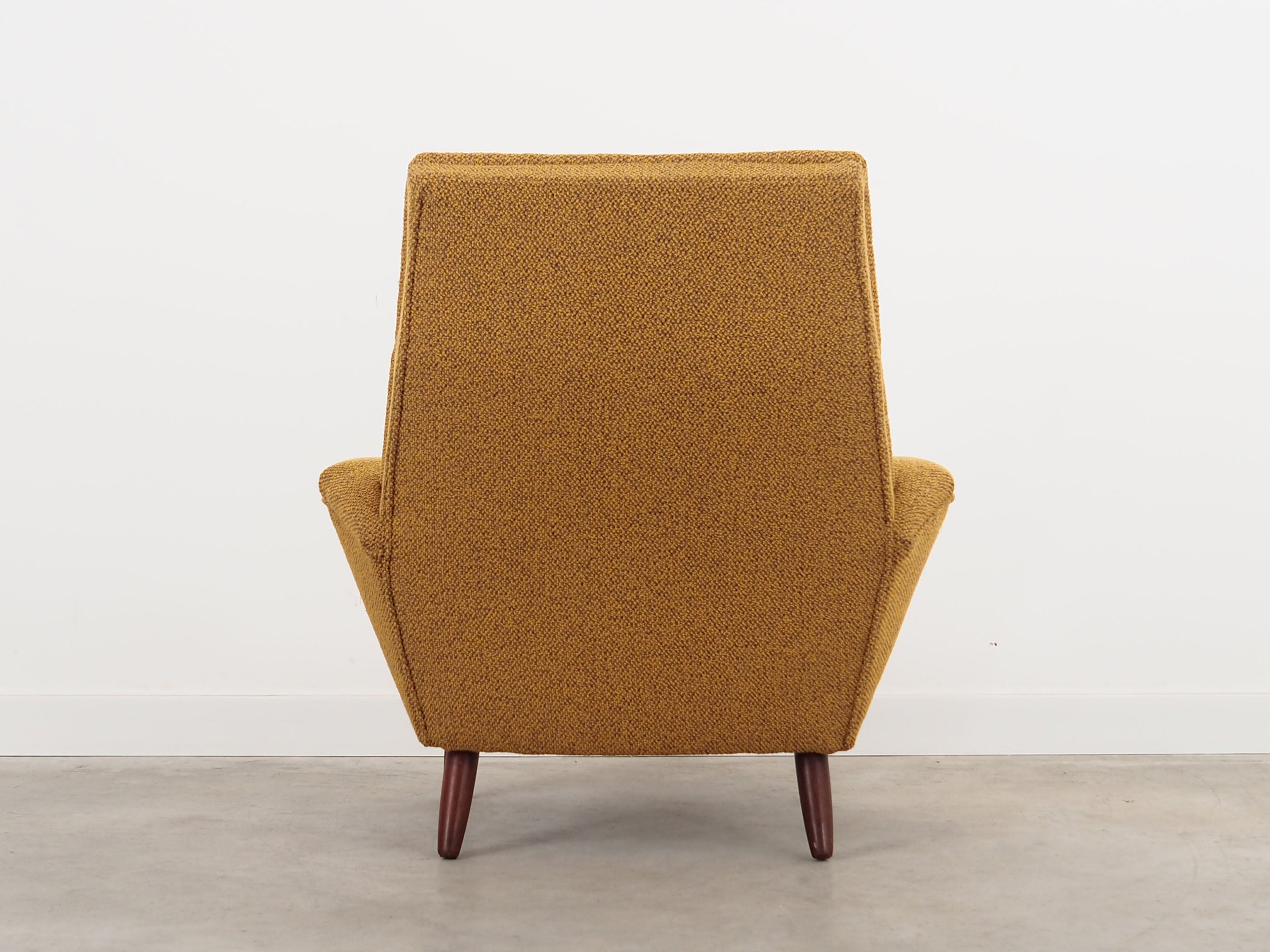 Teak_armchair_in_Danish_design_1970s_production_Denmark