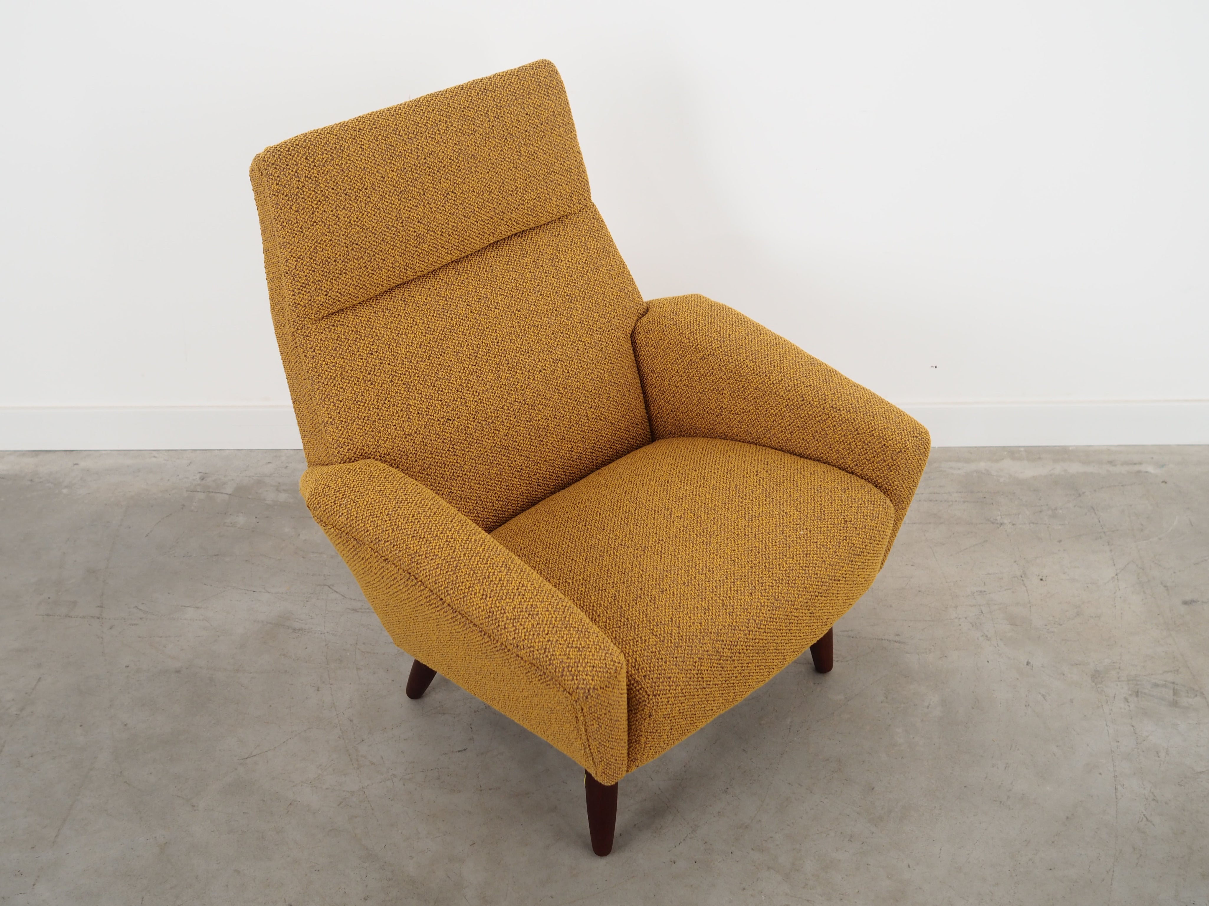 Teak_armchair_in_Danish_design_1970s_production_Denmark