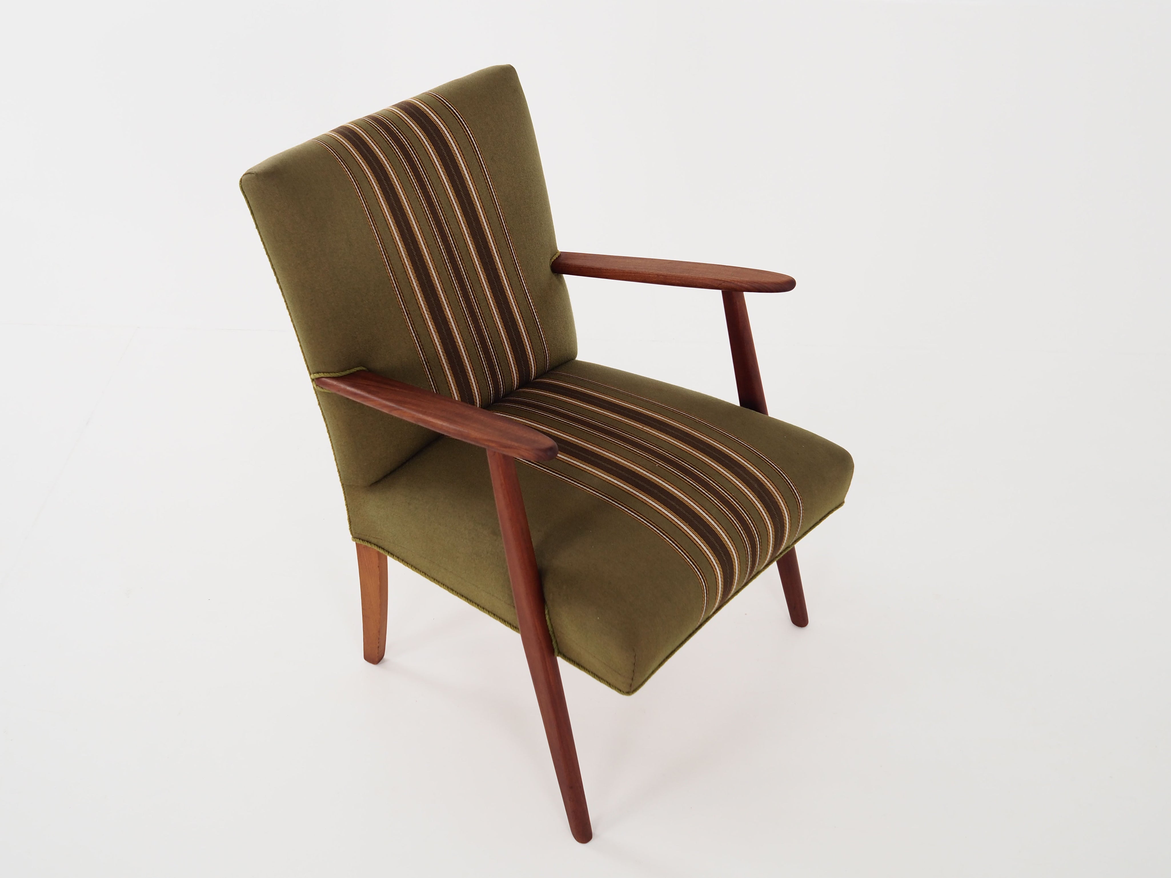 Teak_armchair_in_Danish_design_from_1960s