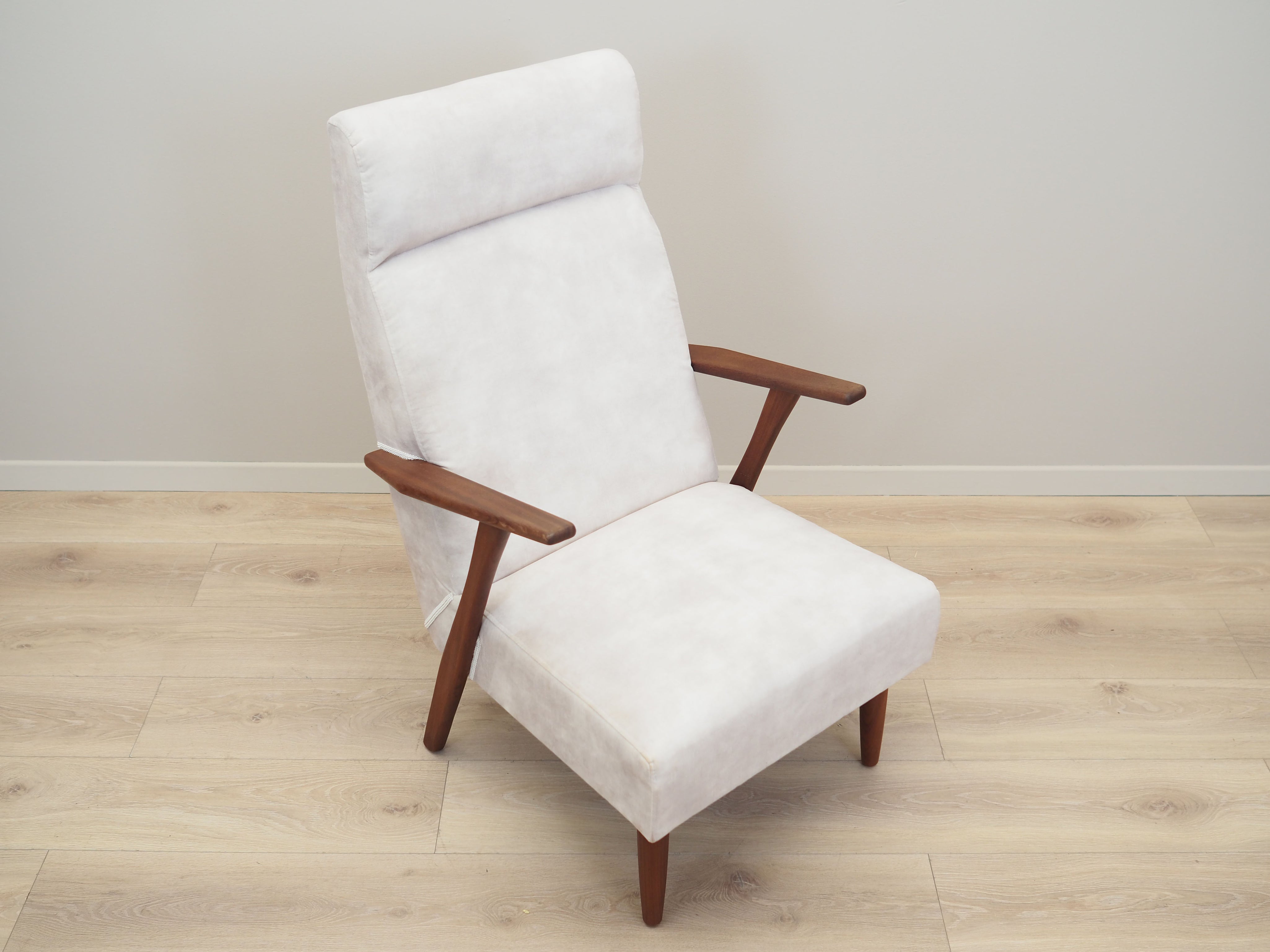 Teak_armchair_in_Danish_design_from_1970s_production_Denmark