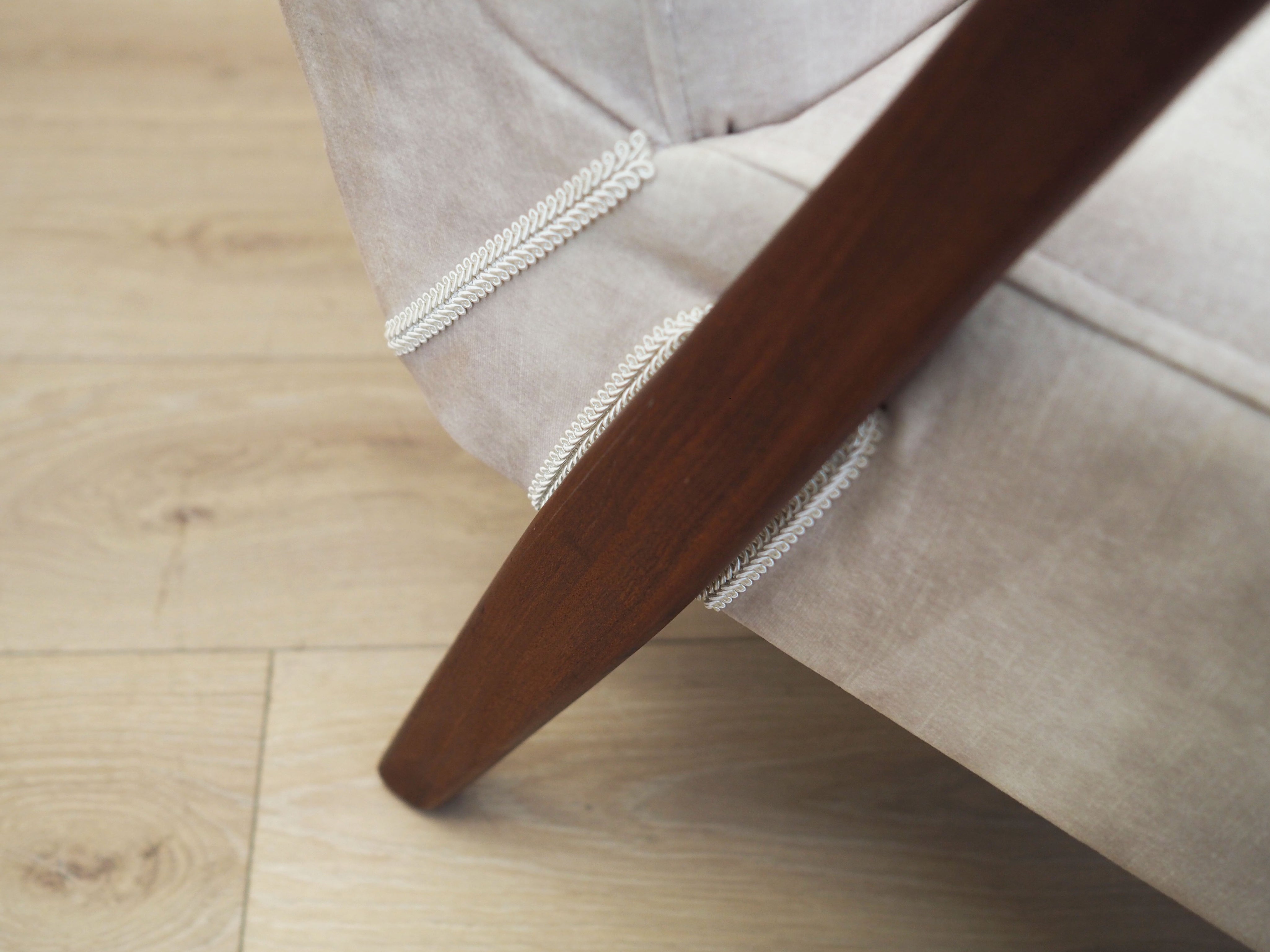 Teak_armchair_in_Danish_design_from_1970s_production_Denmark