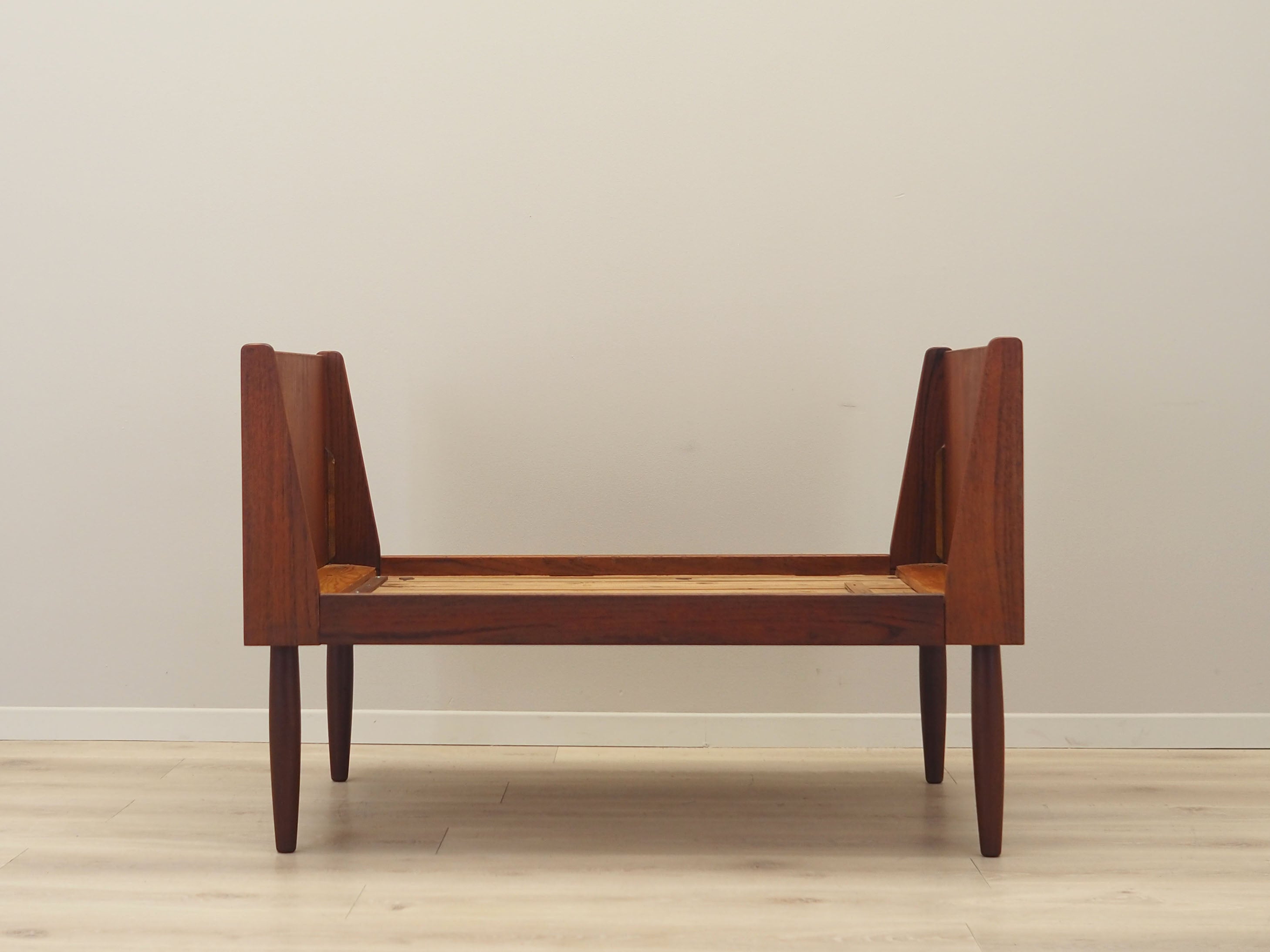 Teak_bed_Danish_design_1970s_production_Denmark