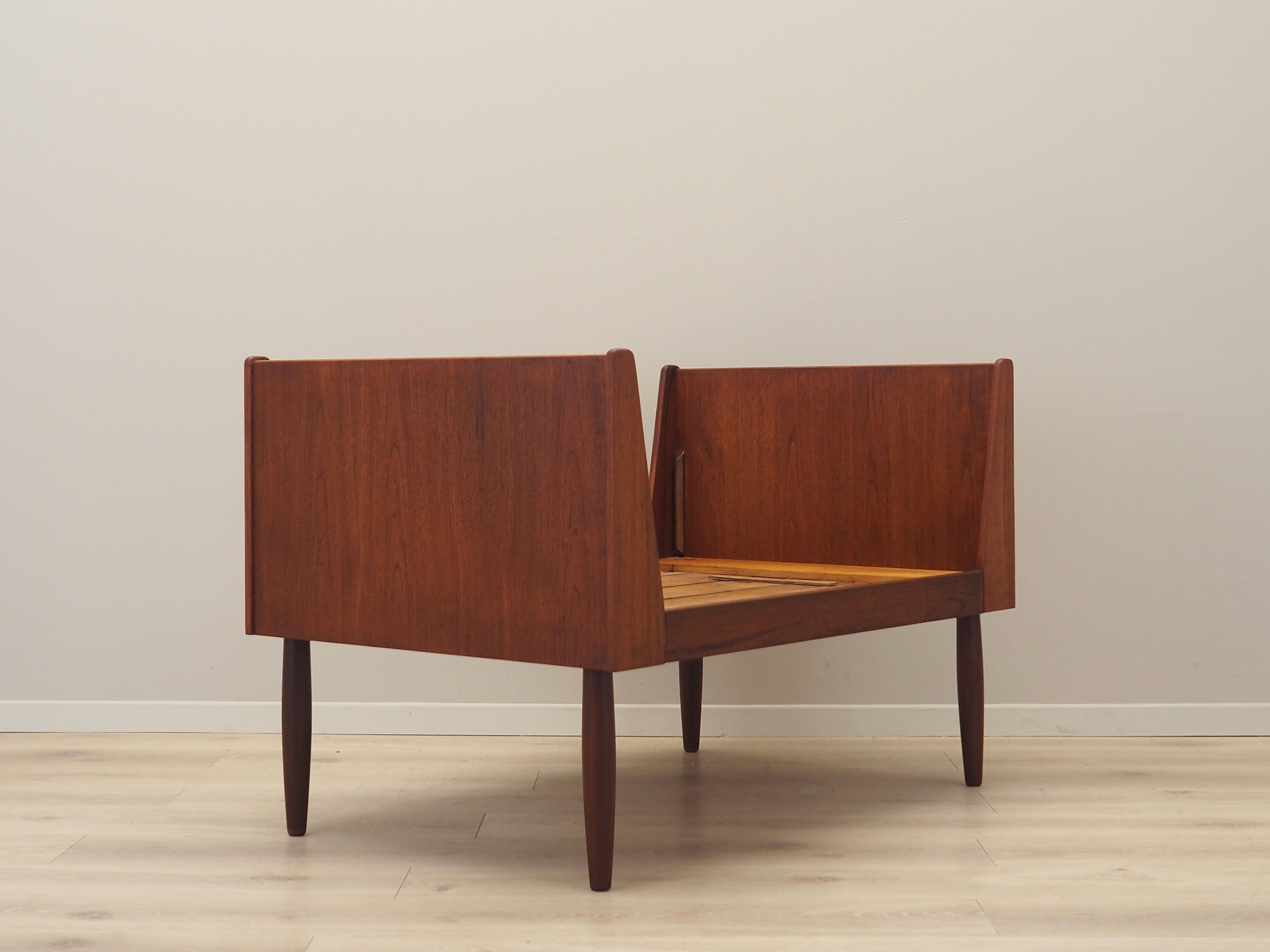 Teak_bed_Danish_design_1970s_production_Denmark