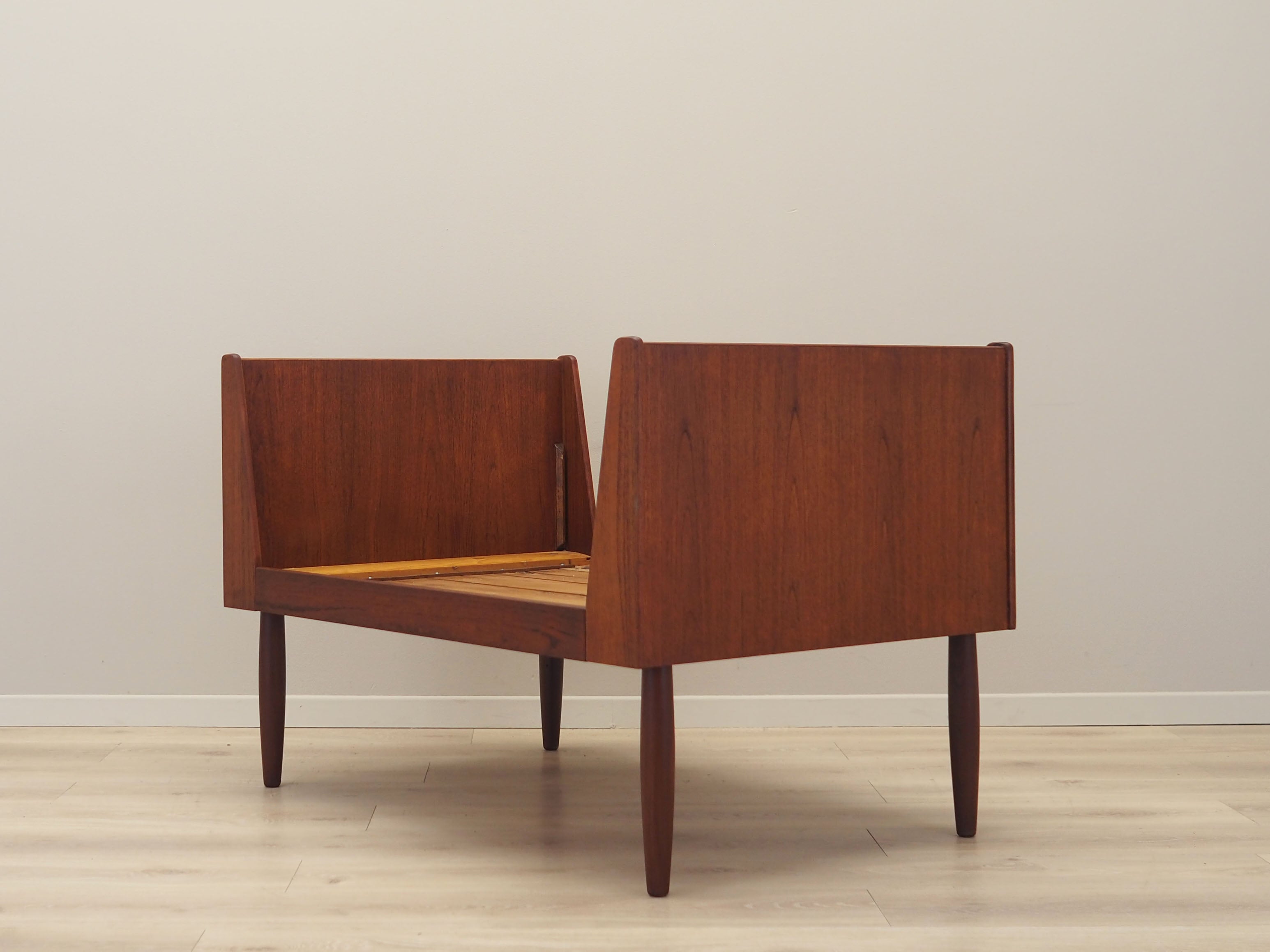 Teak_bed_Danish_design_1970s_production_Denmark