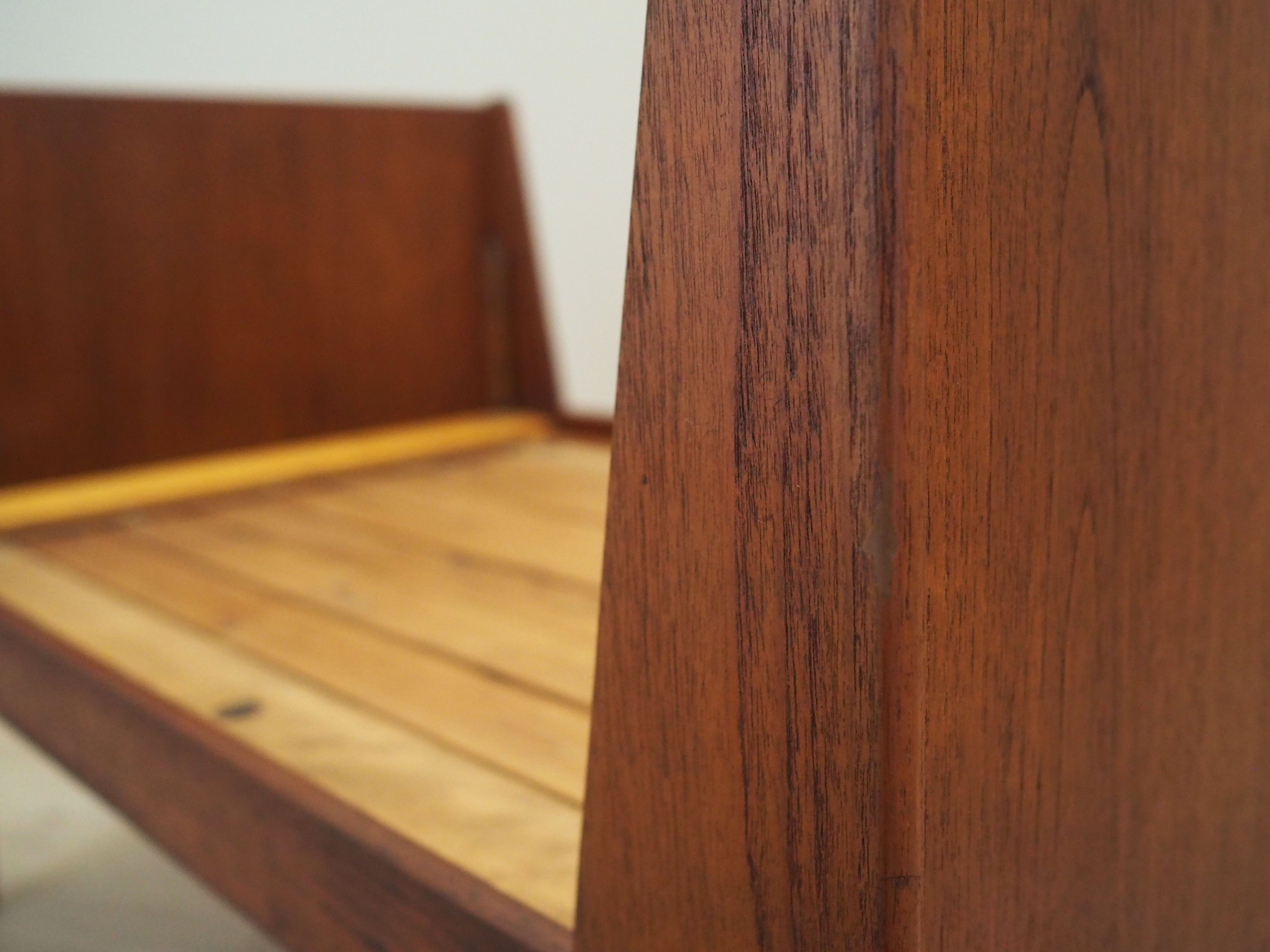 Teak_bed_Danish_design_1970s_production_Denmark