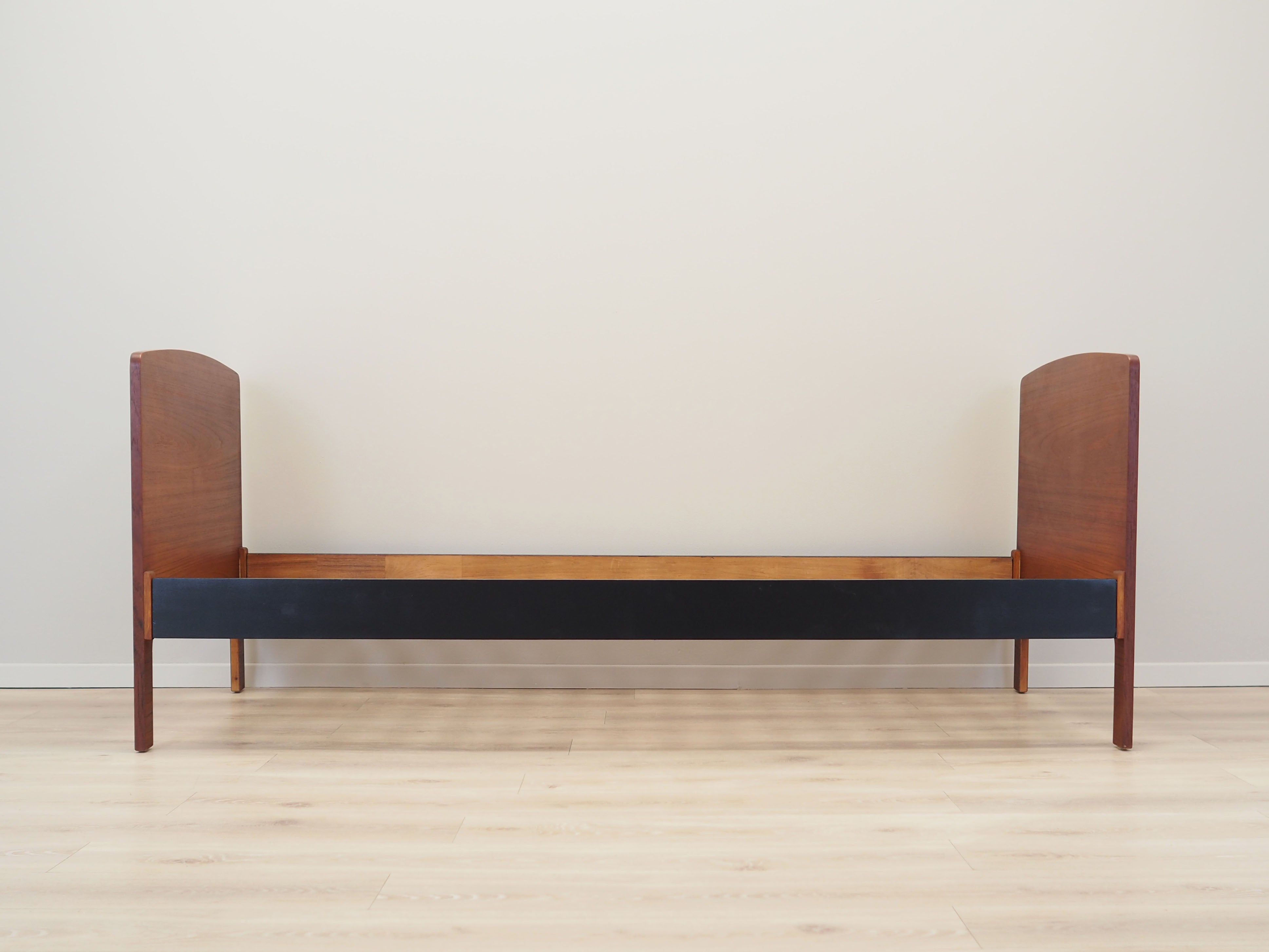 Teak_bed_Danish_design_from_1970s_production_Denmark