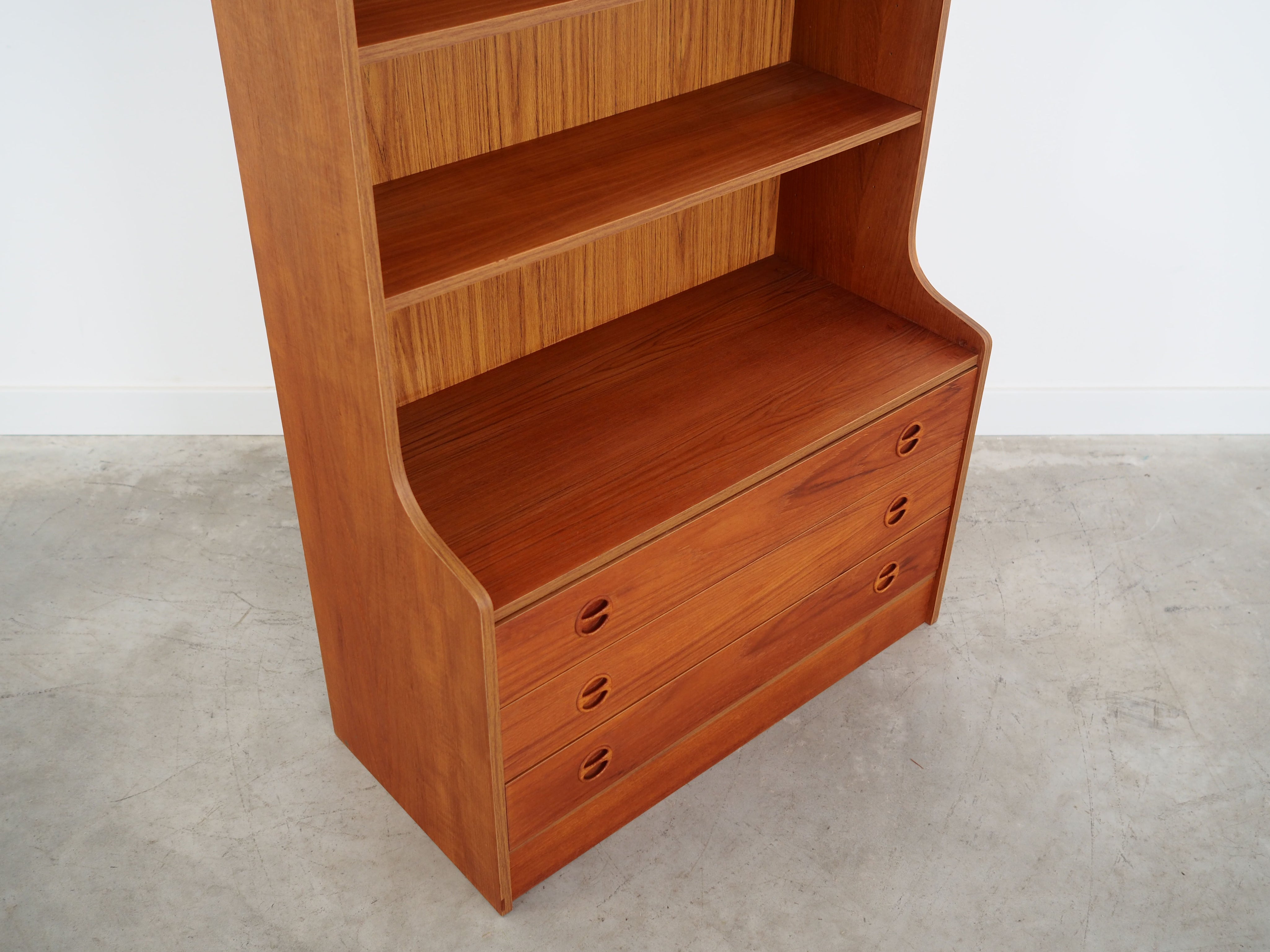 Teak_bookcase_Danish_design_1960s_production_Denmark