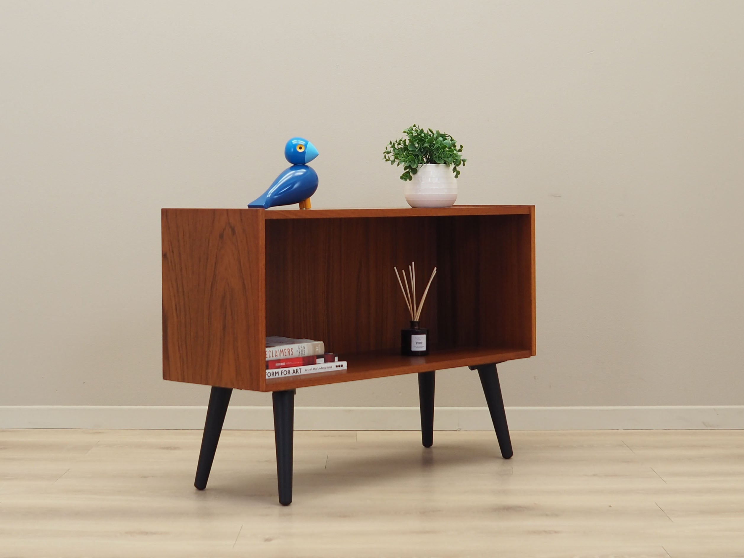 Teak_bookcase_Danish_design_1970s