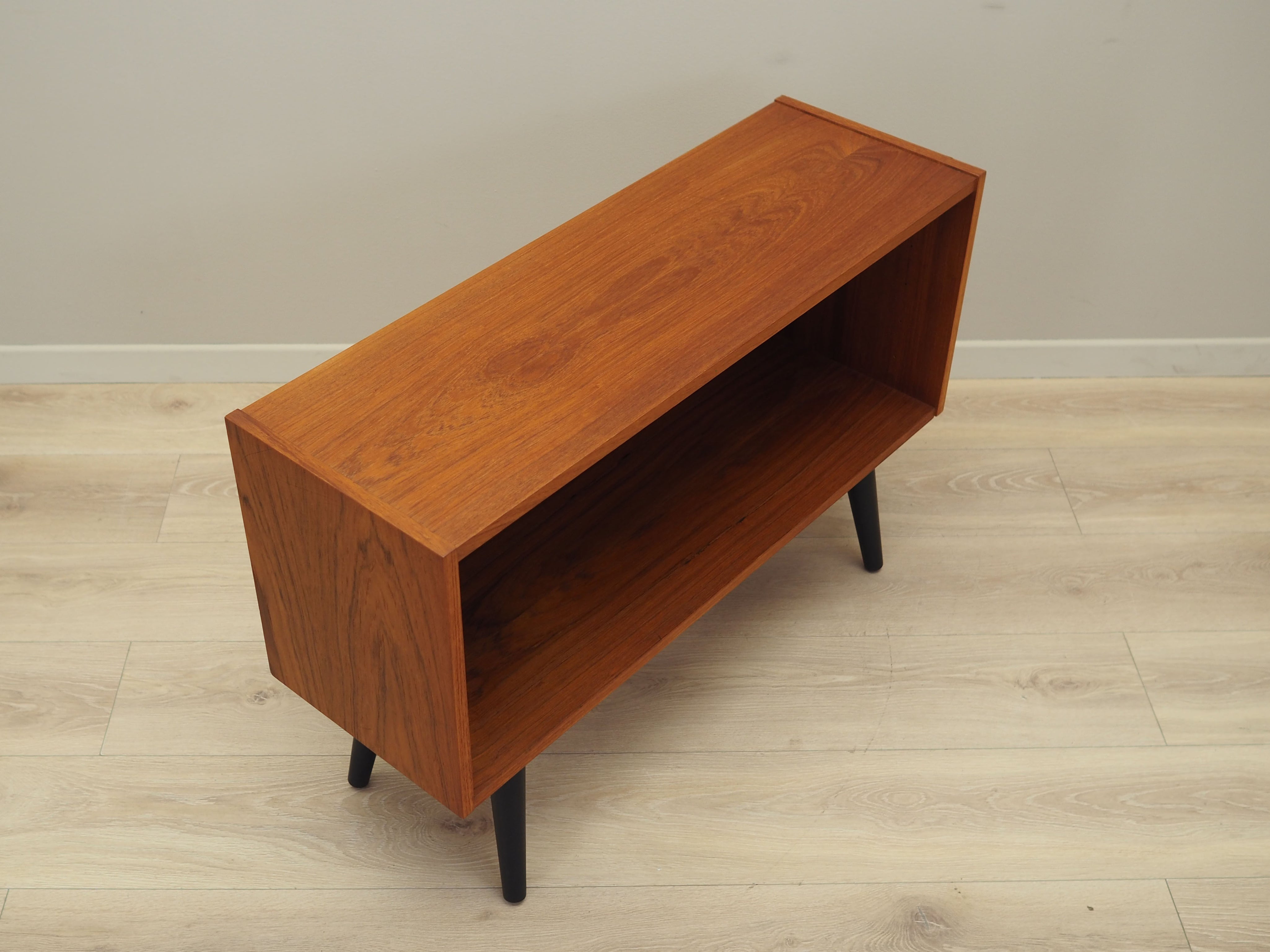 Teak_bookcase_Danish_design_1970s