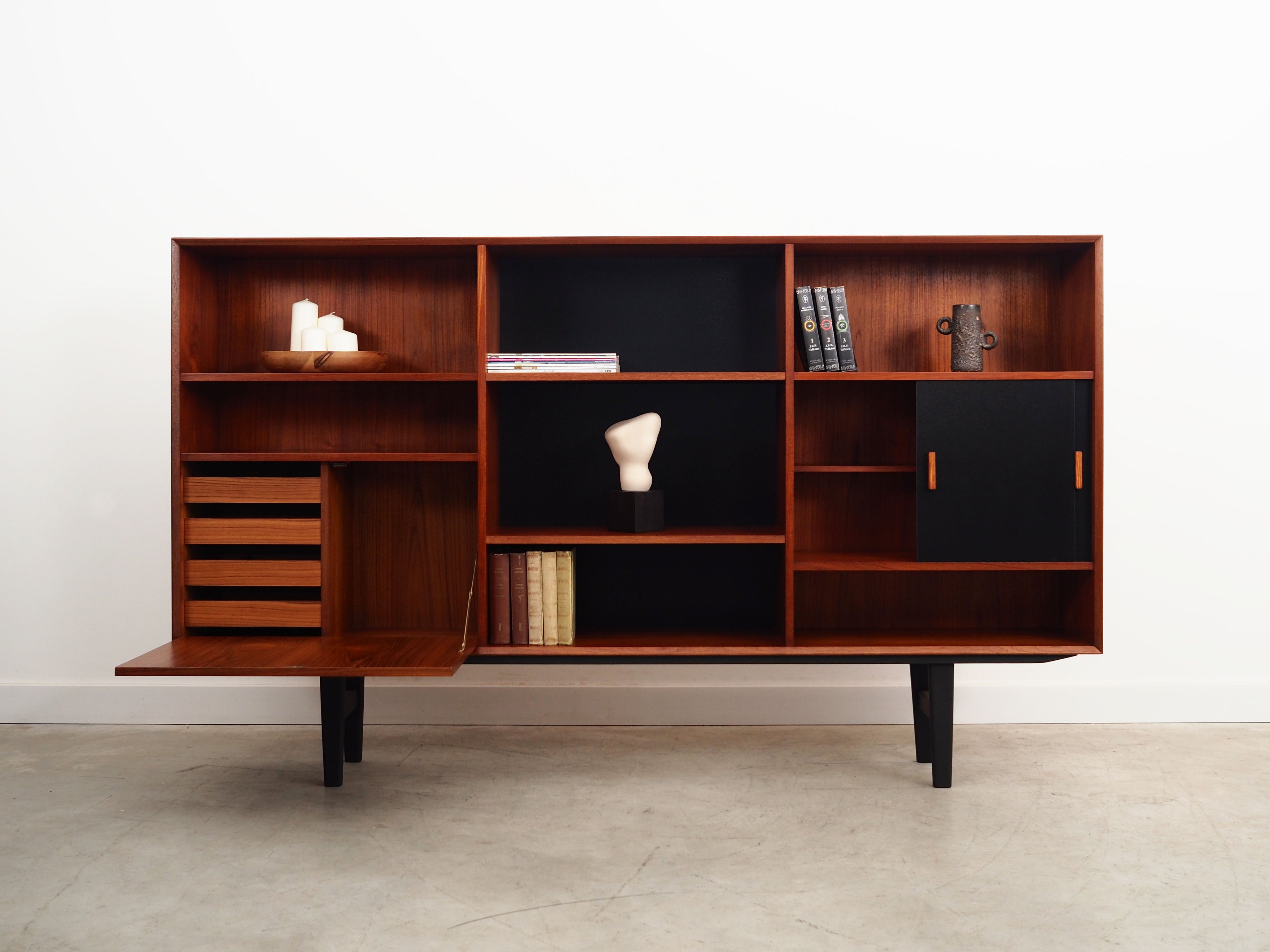 Teak_bookcase_Danish_design_1970s_production_Denmark