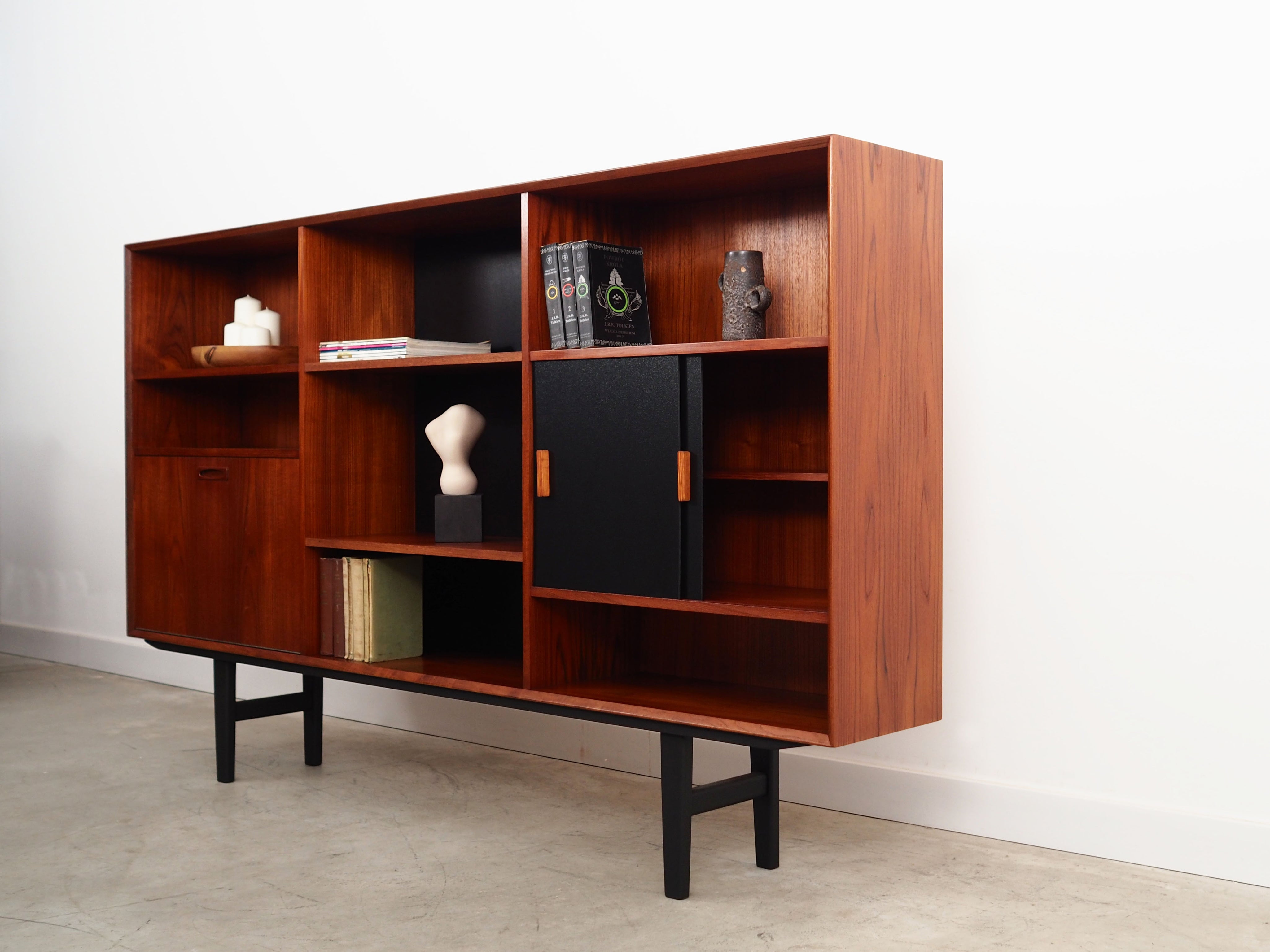 Teak_bookcase_Danish_design_1970s_production_Denmark
