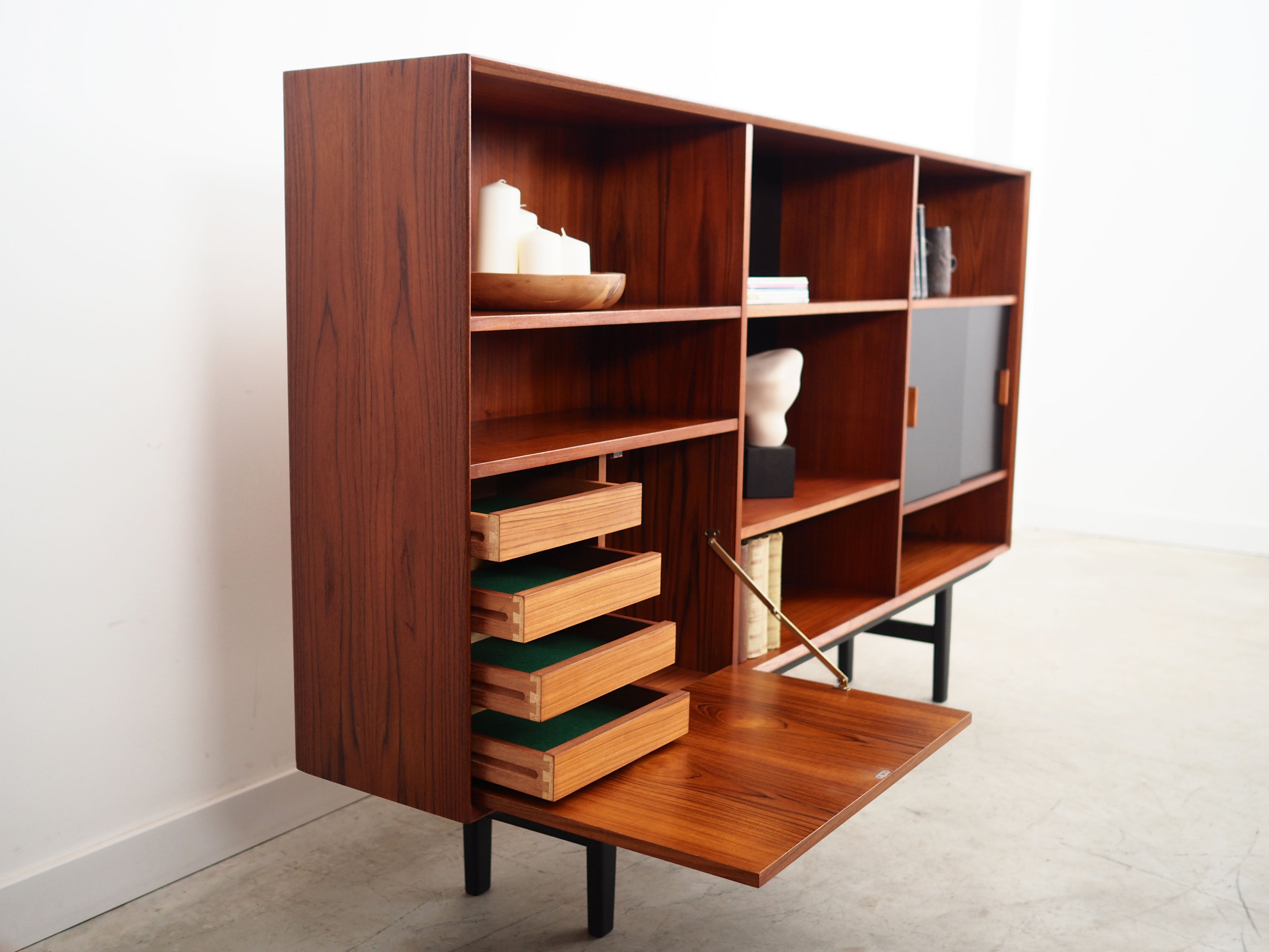 Teak_bookcase_Danish_design_1970s_production_Denmark