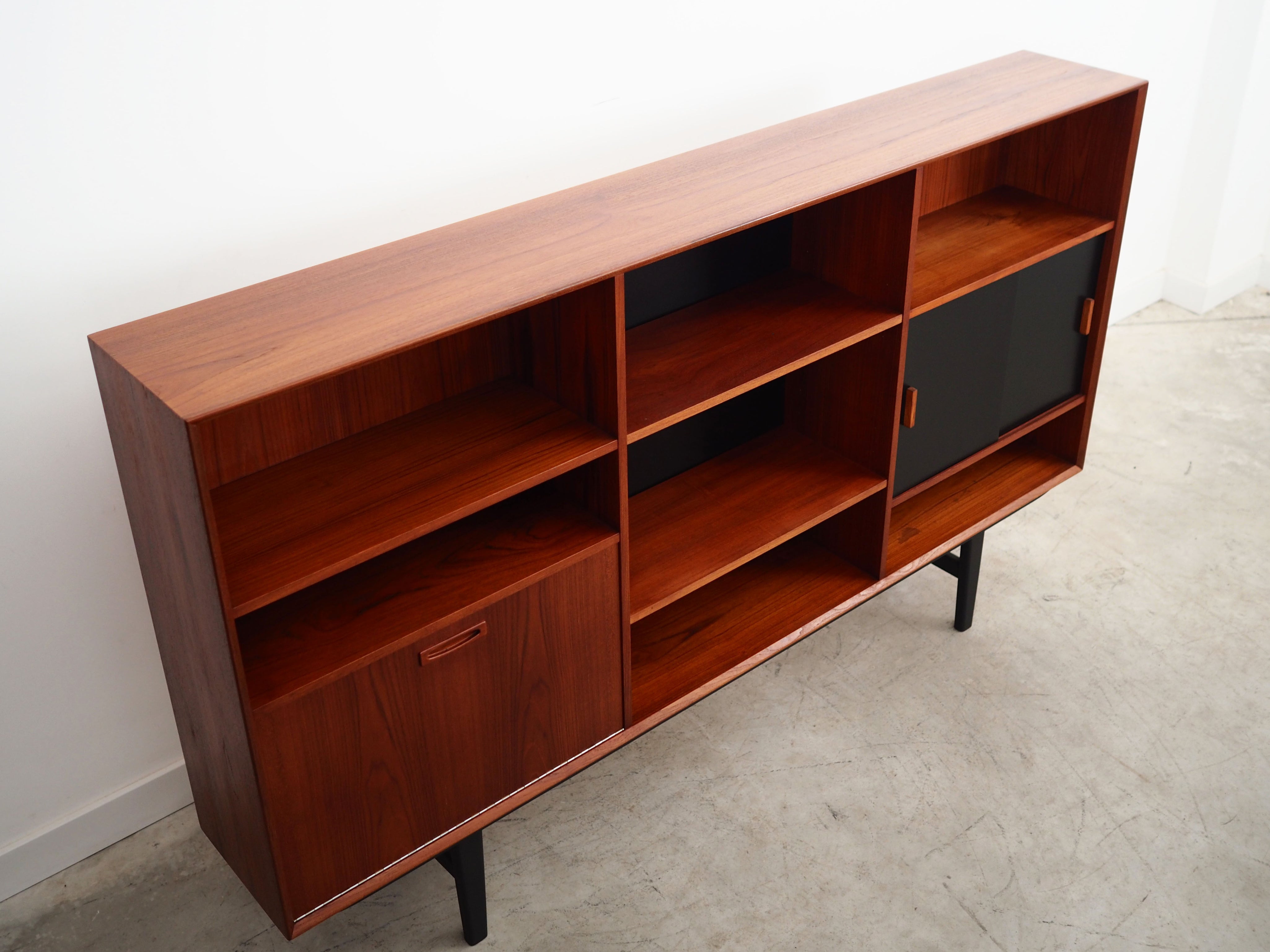 Teak_bookcase_Danish_design_1970s_production_Denmark