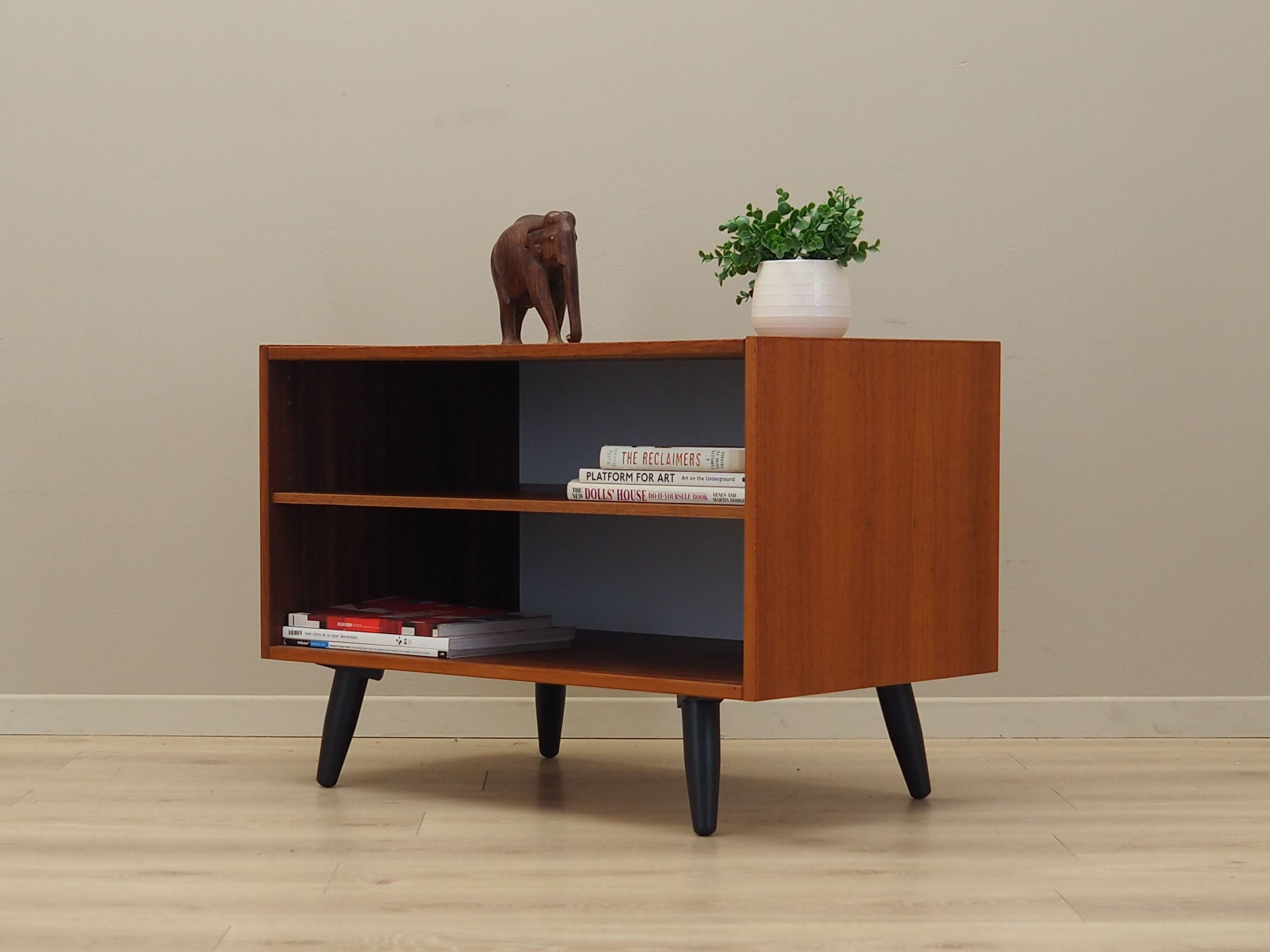 Teak_bookcase_Danish_design_1970s_production_Sweden