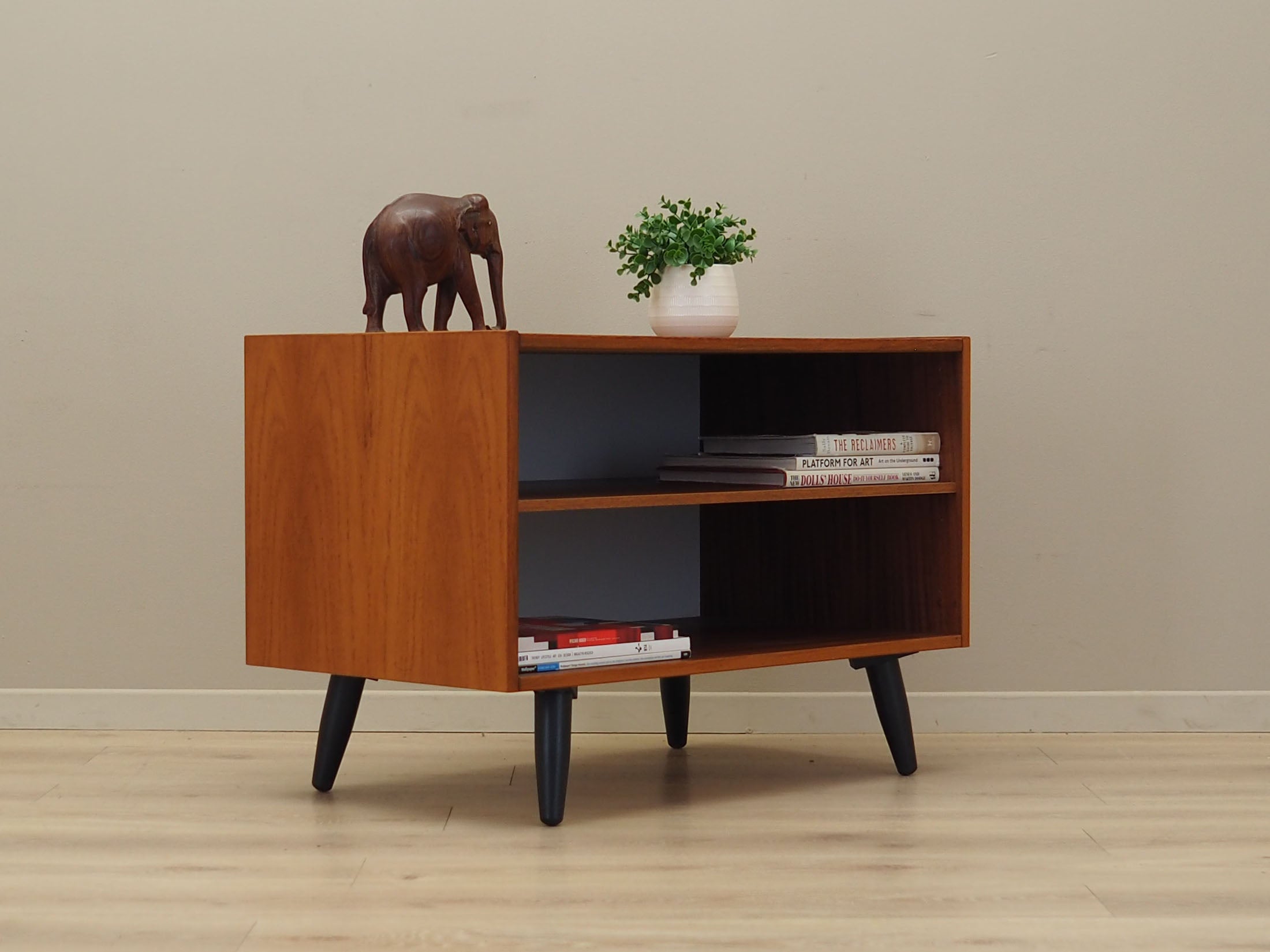 Teak_bookcase_Danish_design_1970s_production_Sweden