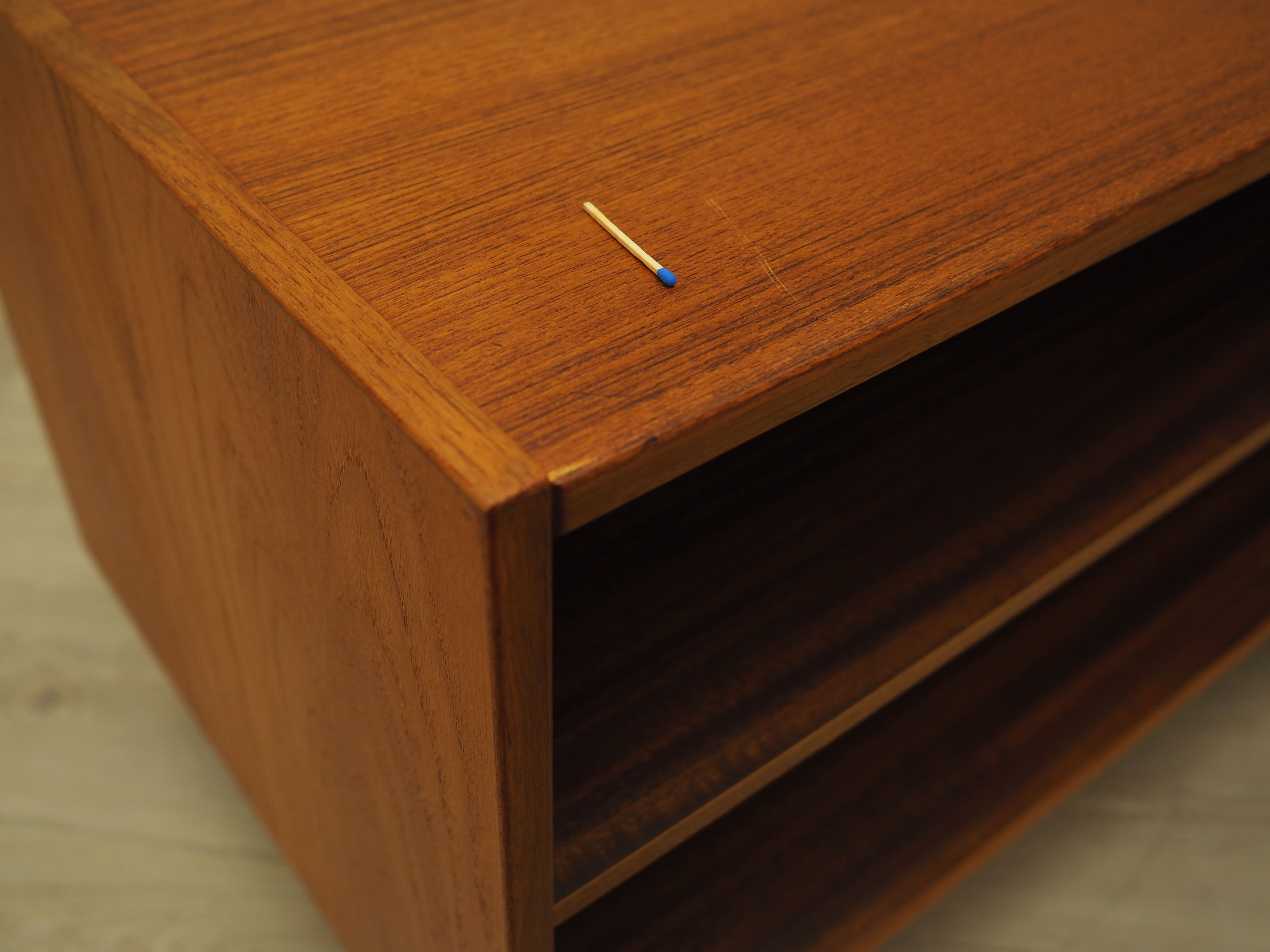 Teak_bookcase_Danish_design_1970s_production_Sweden