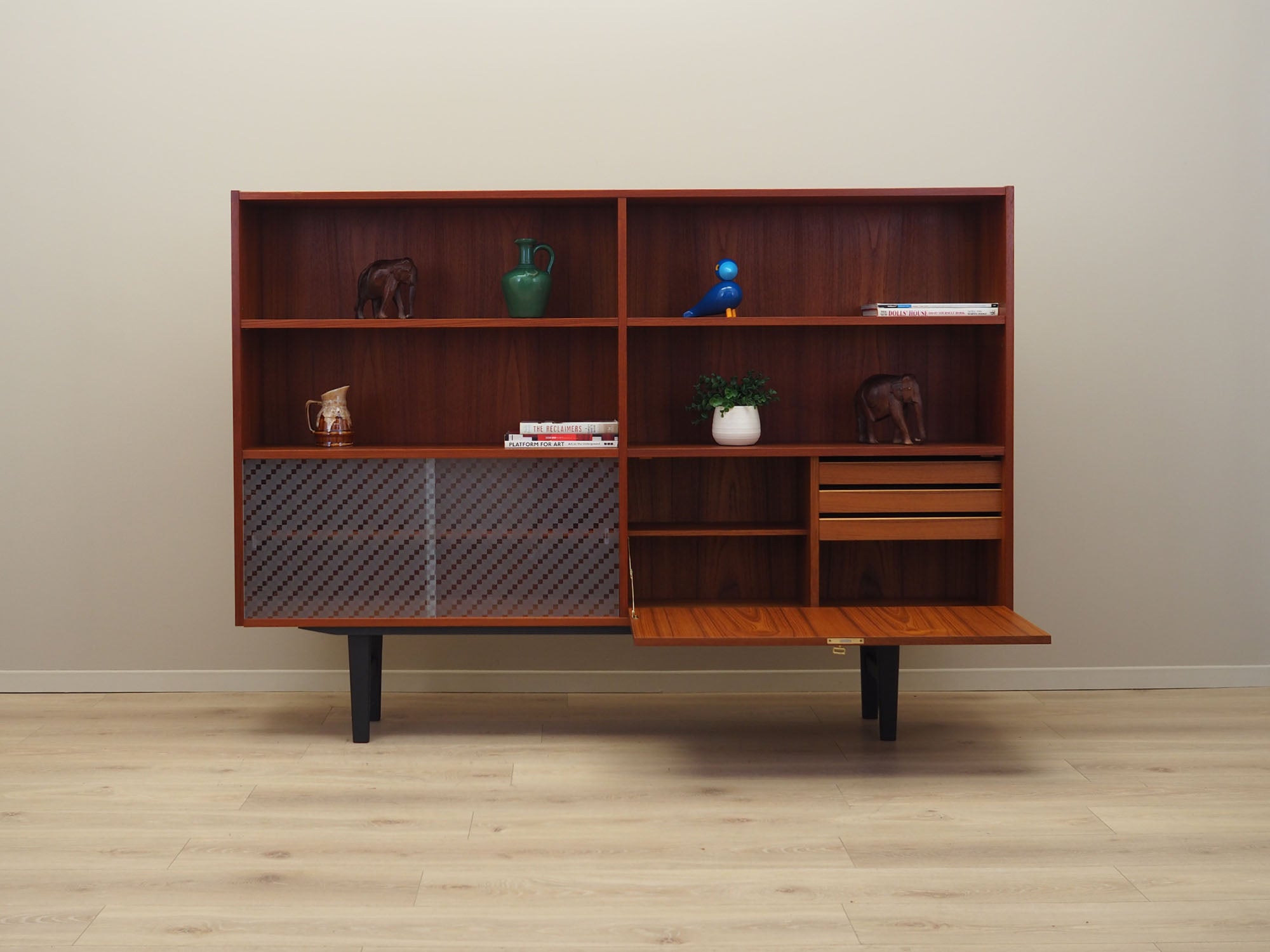 Teak_bookcase_in_Danish_design_1970s