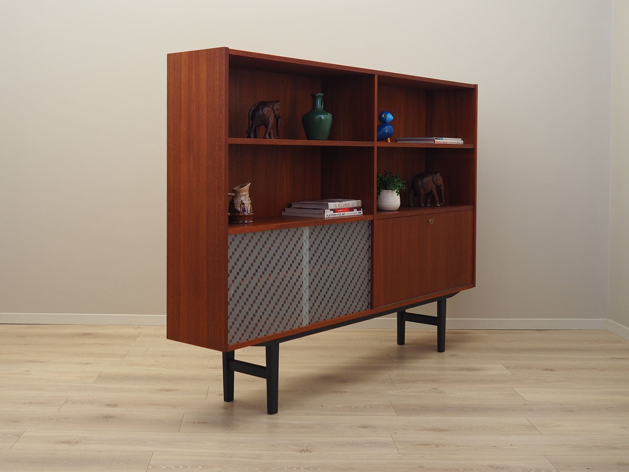 Teak_bookcase_in_Danish_design_1970s