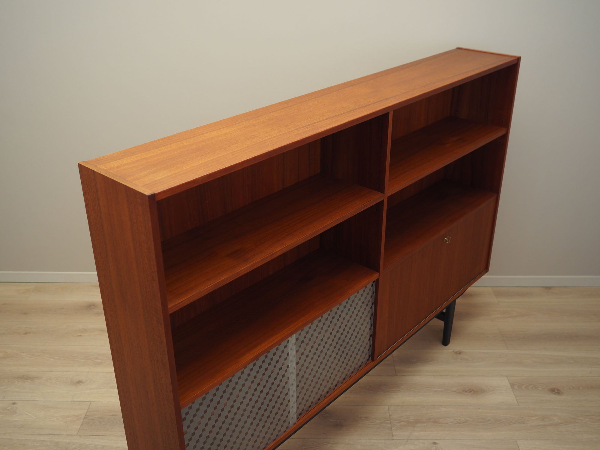 Teak_bookcase_in_Danish_design_1970s