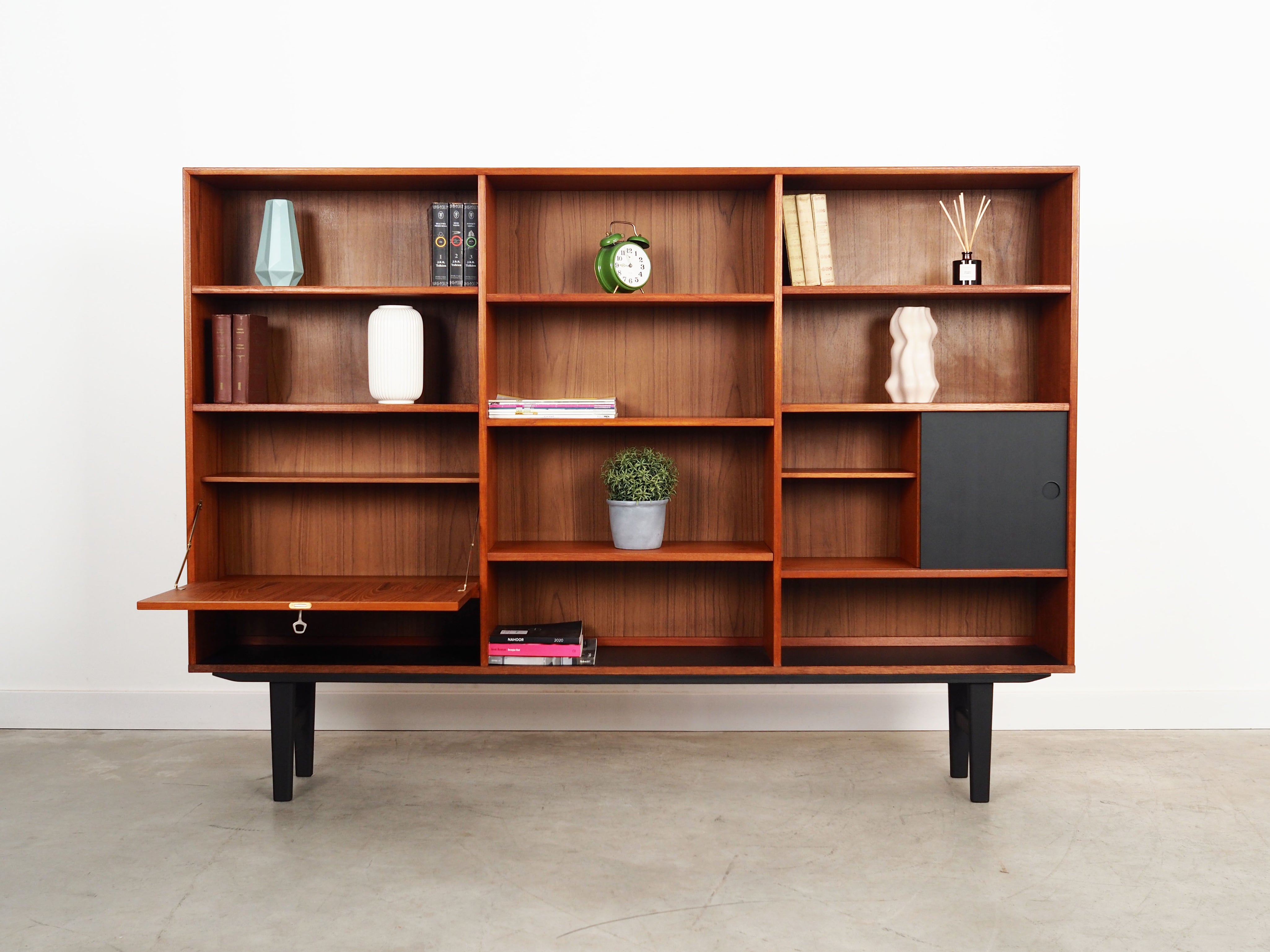 Teak_bookcase_in_Danish_design_1970s_production_Denmark
