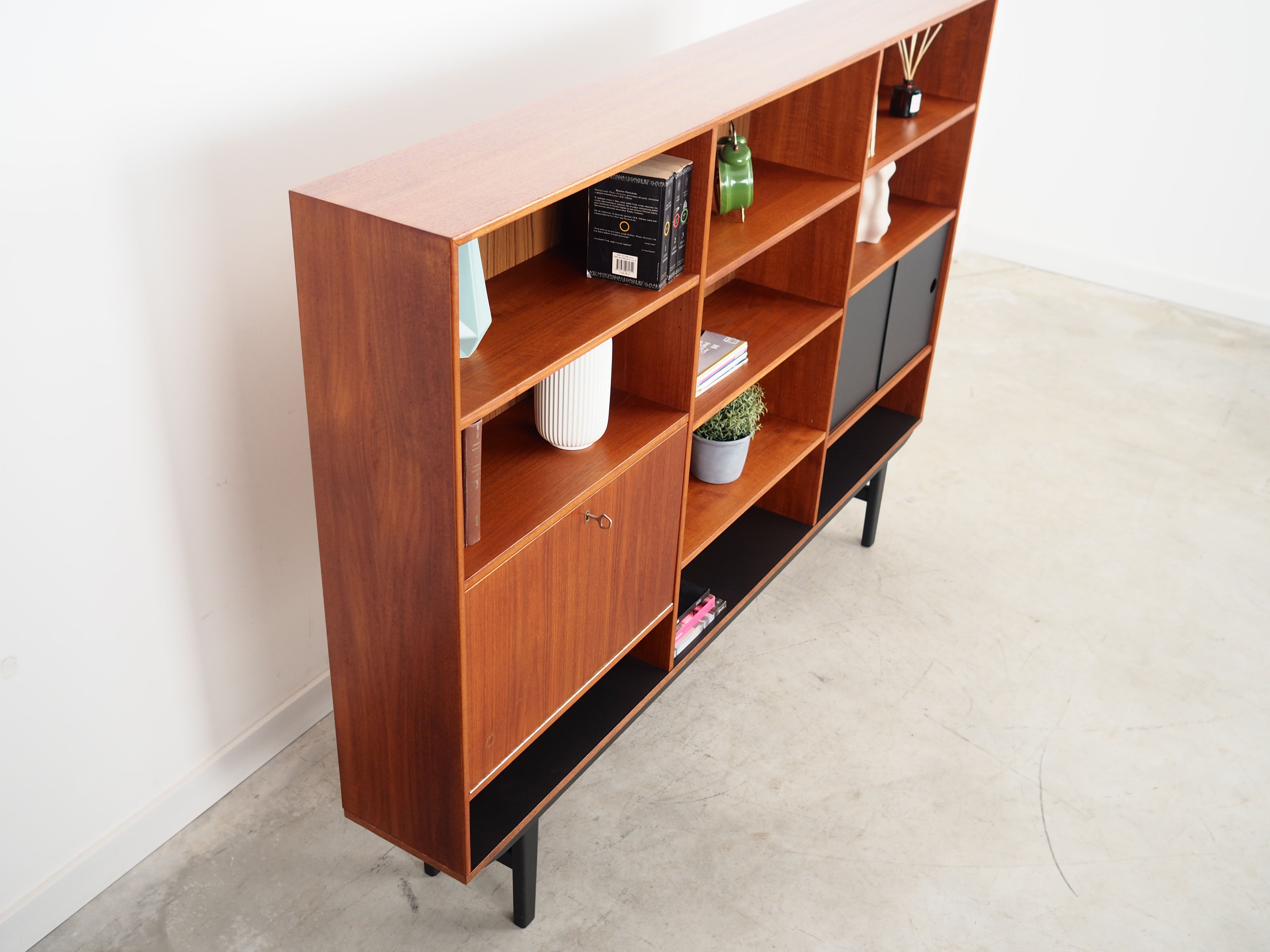 Teak_bookcase_in_Danish_design_1970s_production_Denmark