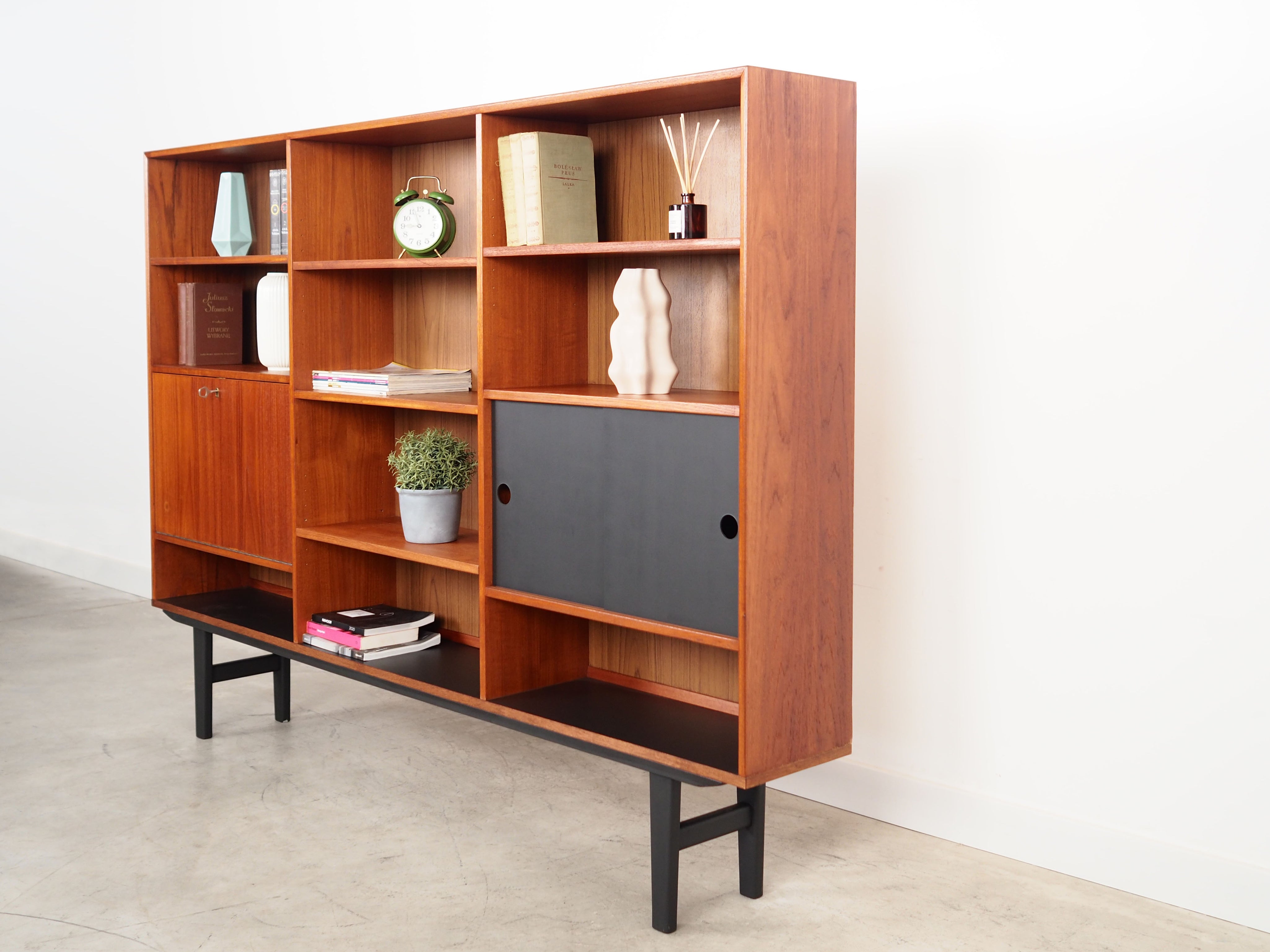 Teak_bookcase_in_Danish_design_1970s_production_Denmark