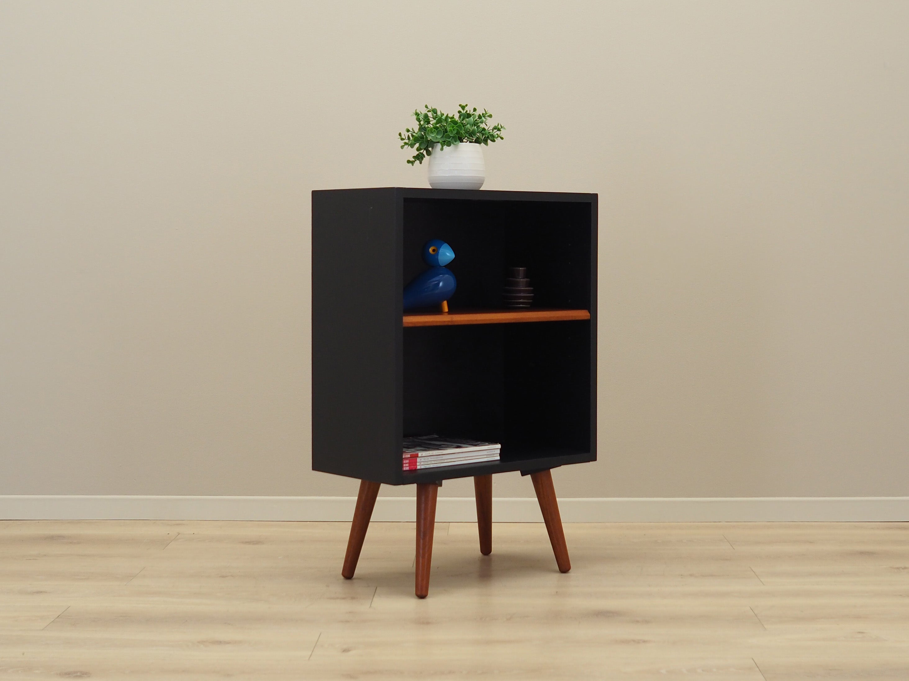 Teak_bookcase_in_Danish_design_from_1970s