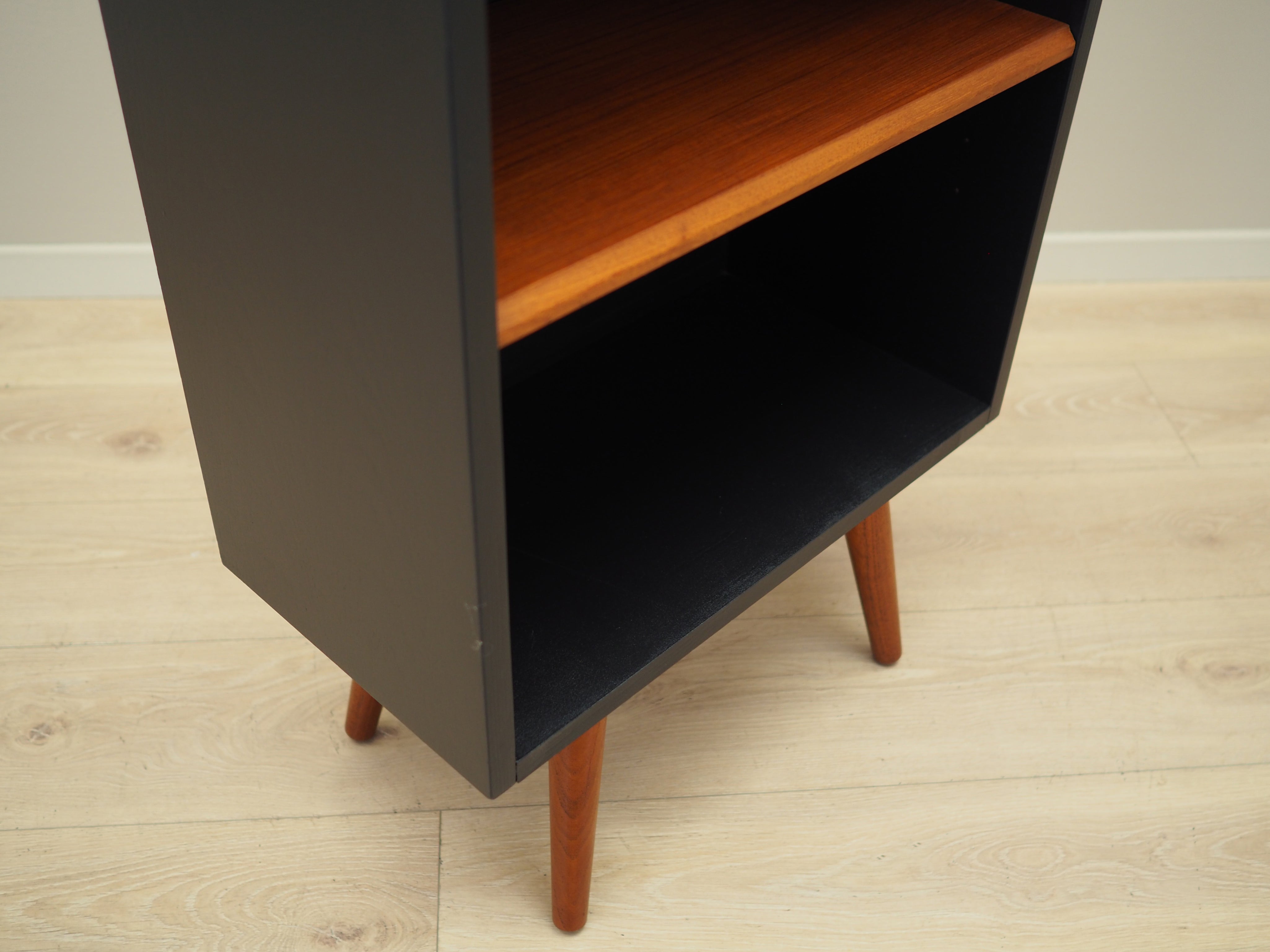 Teak_bookcase_in_Danish_design_from_1970s