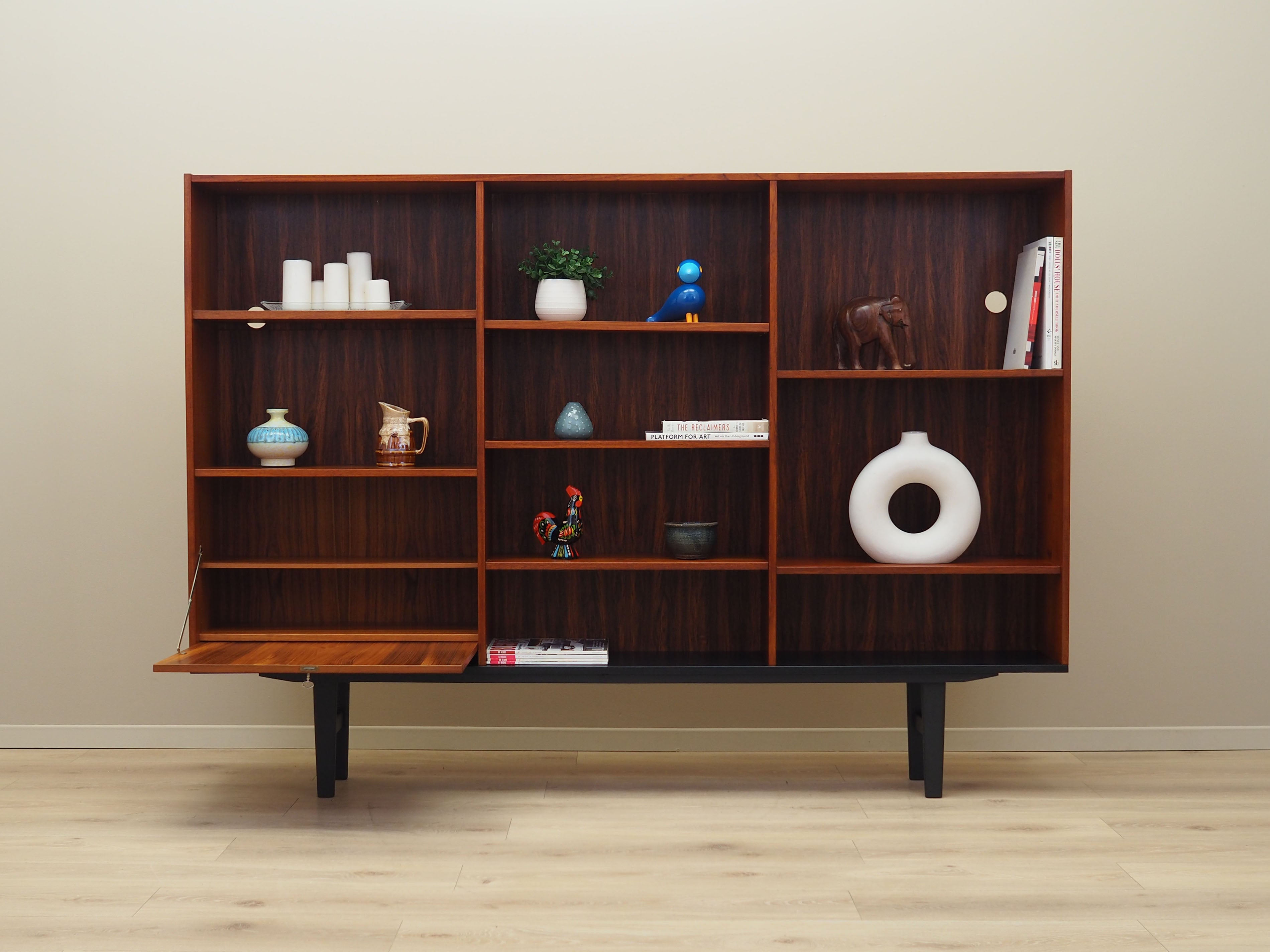Teak_bookcase_in_Danish_design_from_1970s_production_Denmark