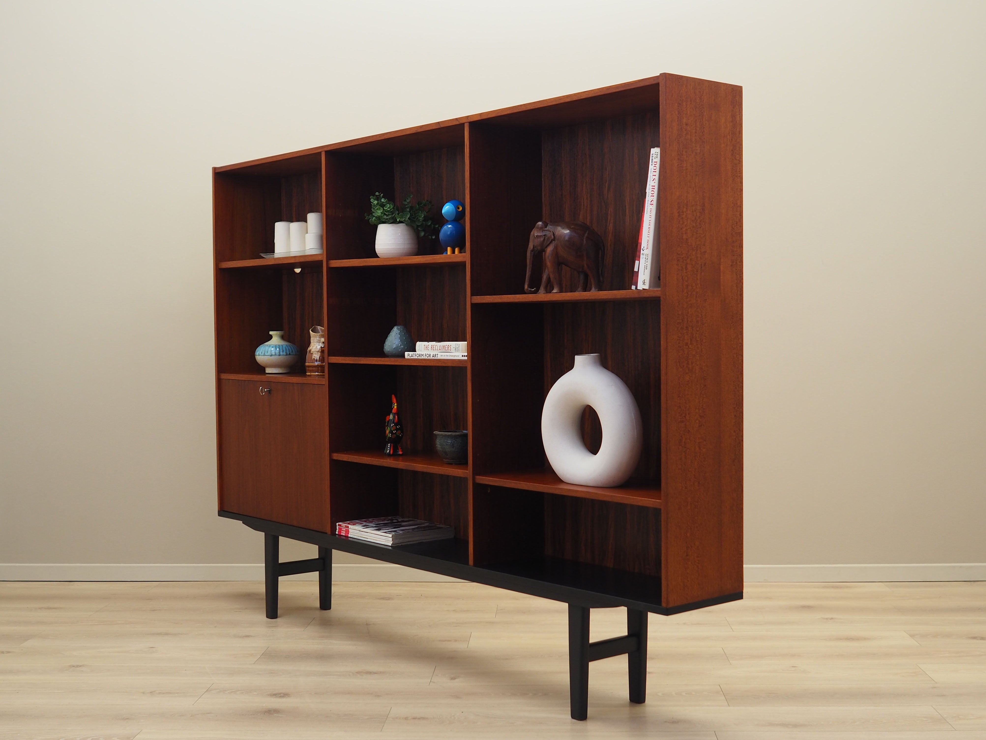 Teak_bookcase_in_Danish_design_from_1970s_production_Denmark