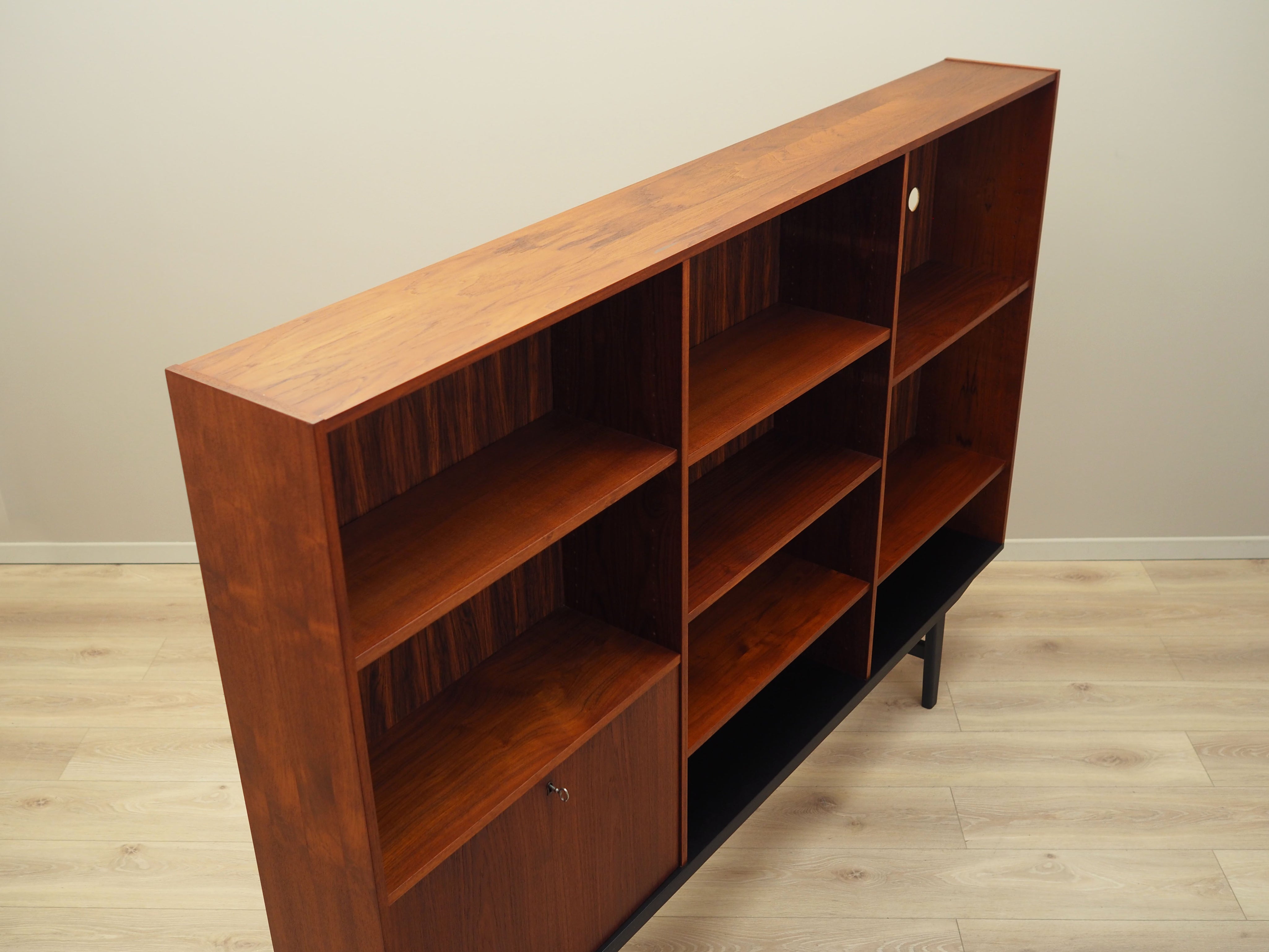 Teak_bookcase_in_Danish_design_from_1970s_production_Denmark