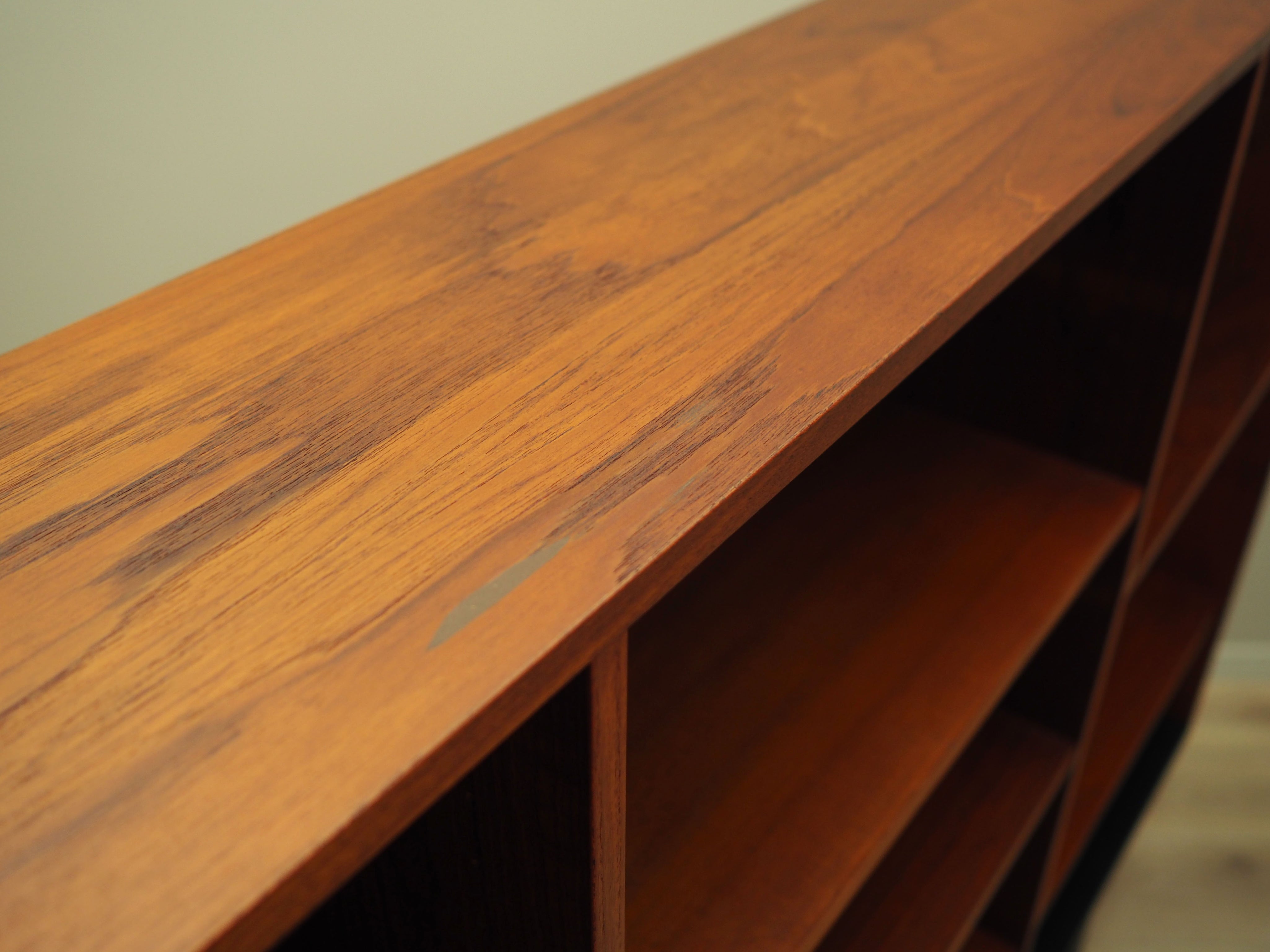 Teak_bookcase_in_Danish_design_from_1970s_production_Denmark