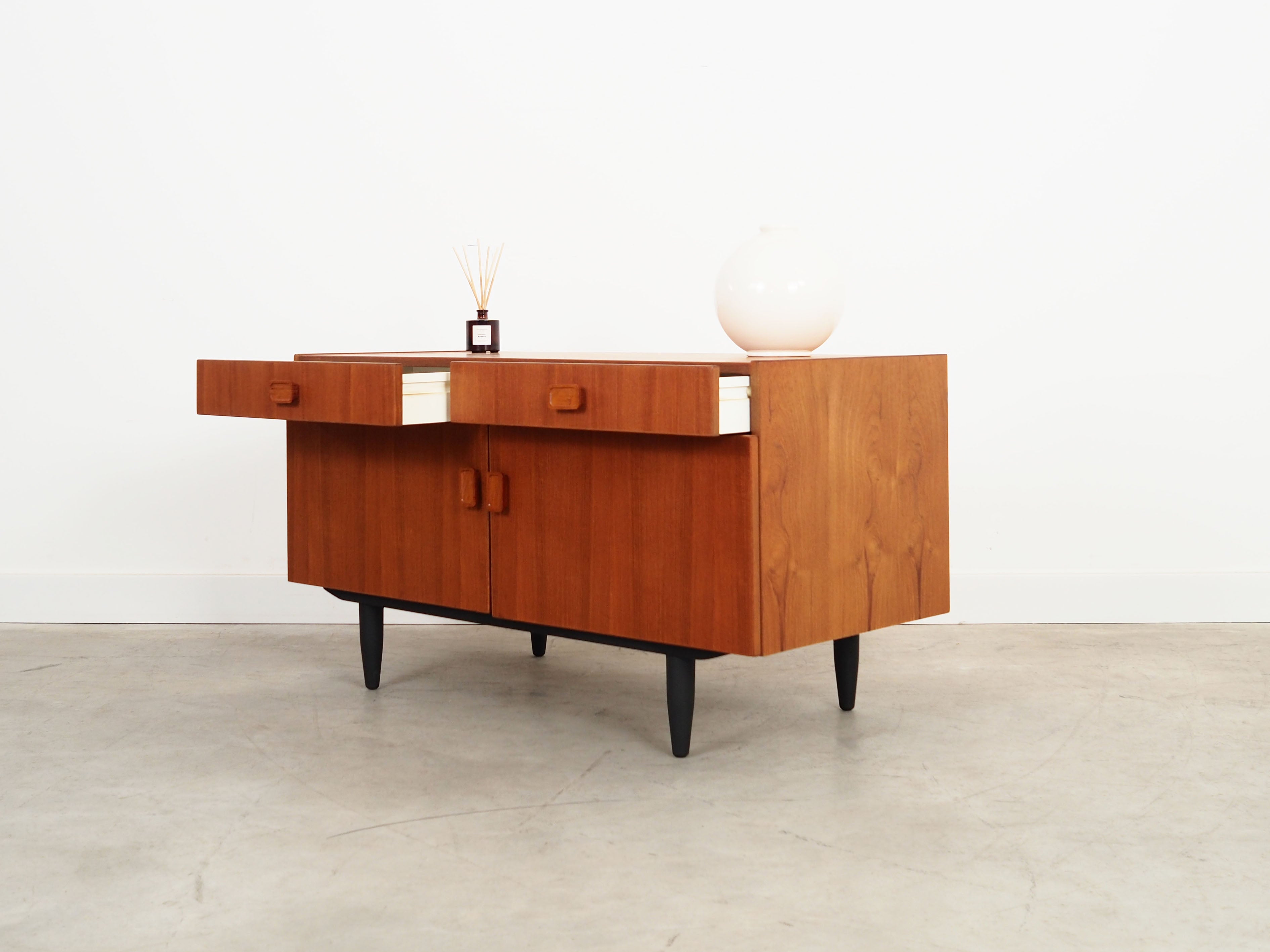 Teak_cabinet_Danish_design_1970s_manufacturer_Denka