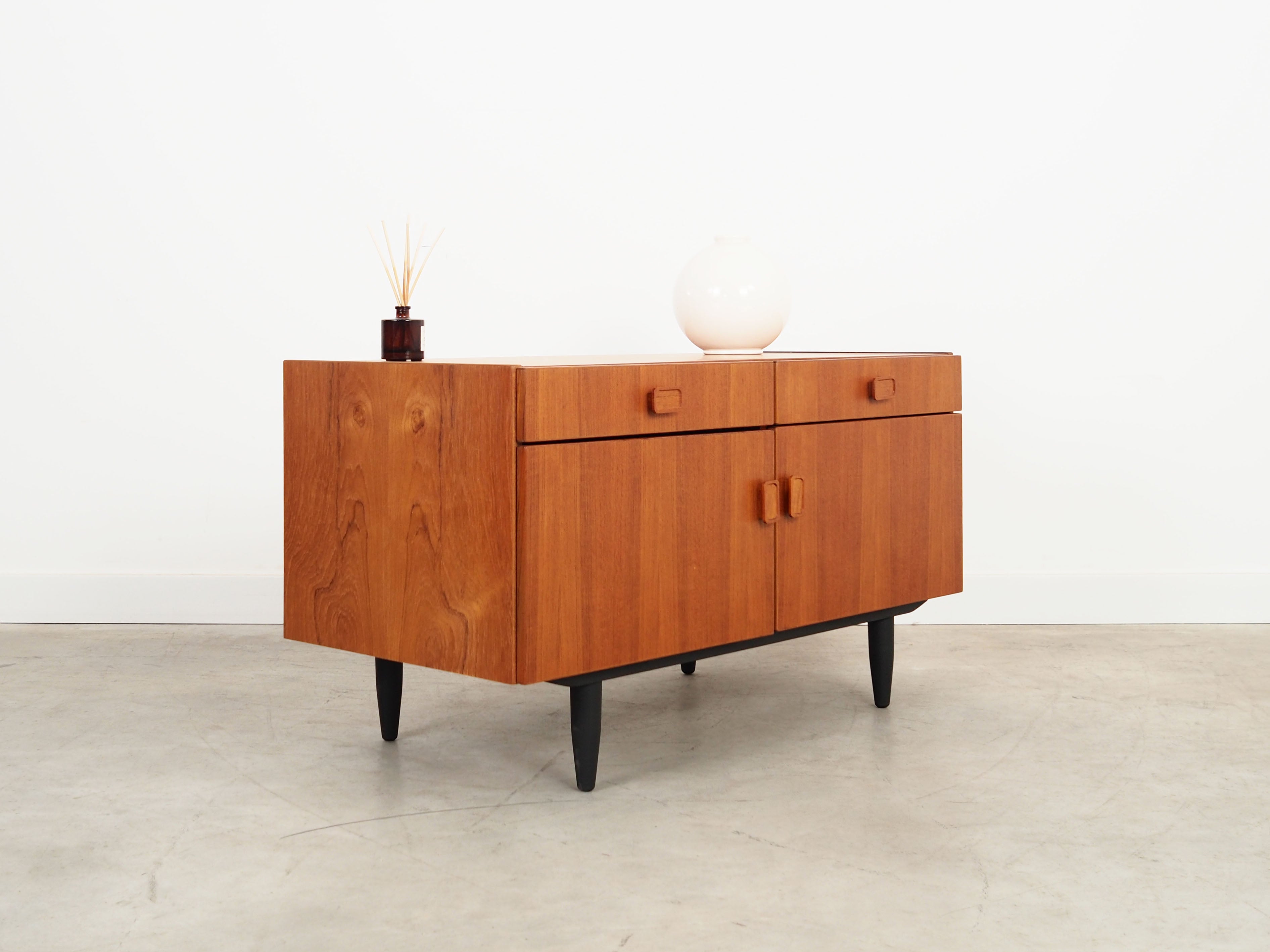 Teak_cabinet_Danish_design_1970s_manufacturer_Denka