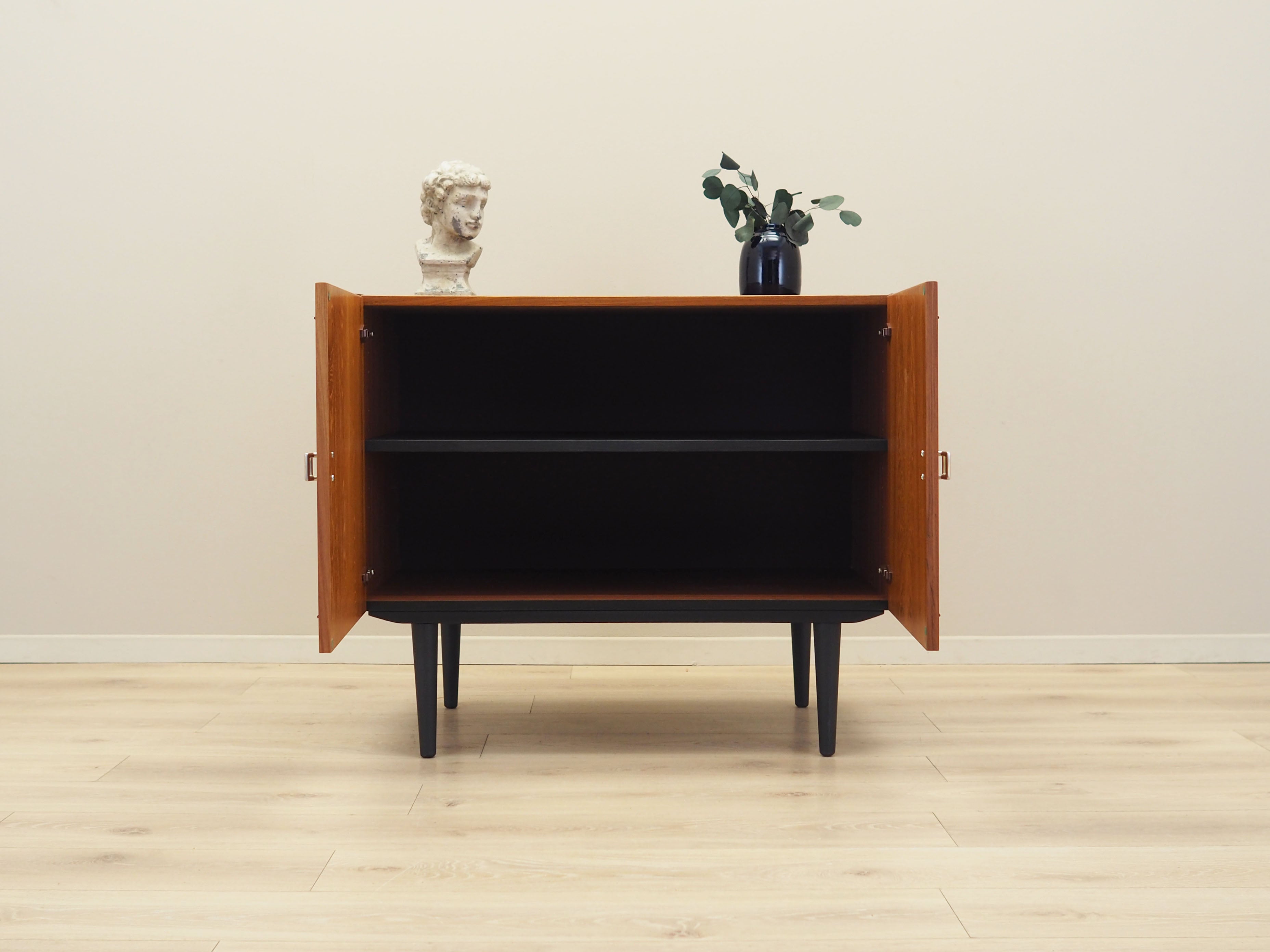 Teak_cabinet_Danish_design_1970s_production_Denmark