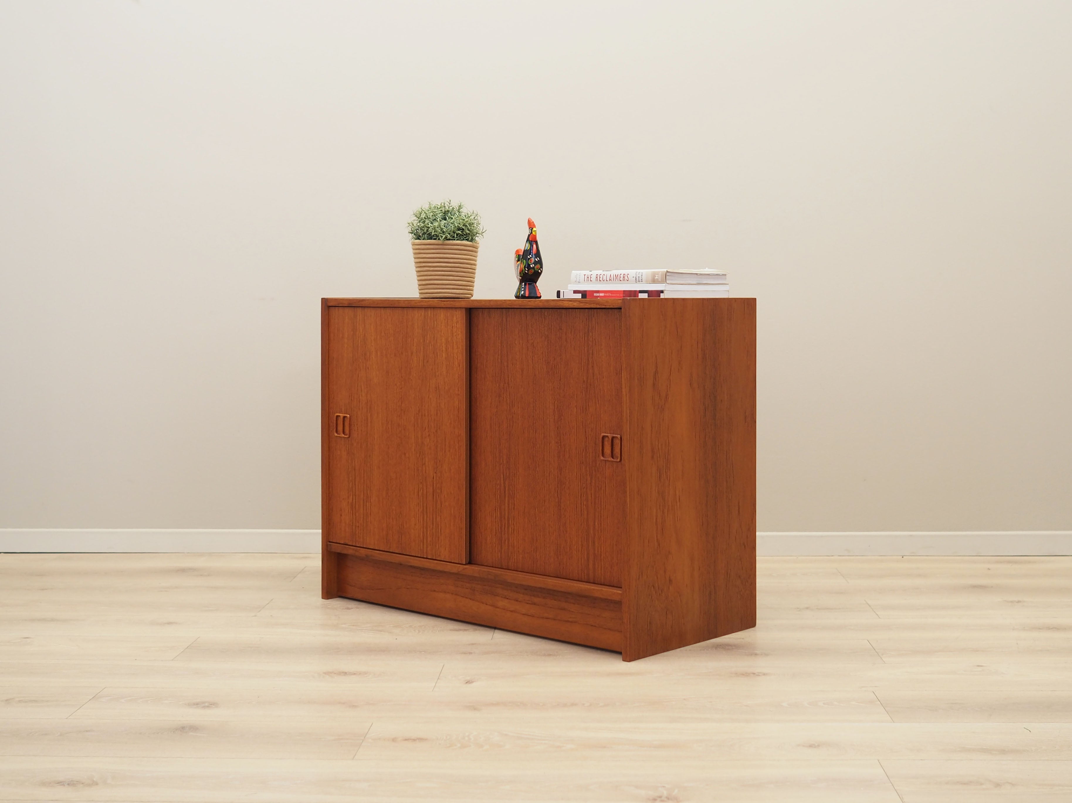 Teak_cabinet_Danish_design_from_1960s_production_Denmark