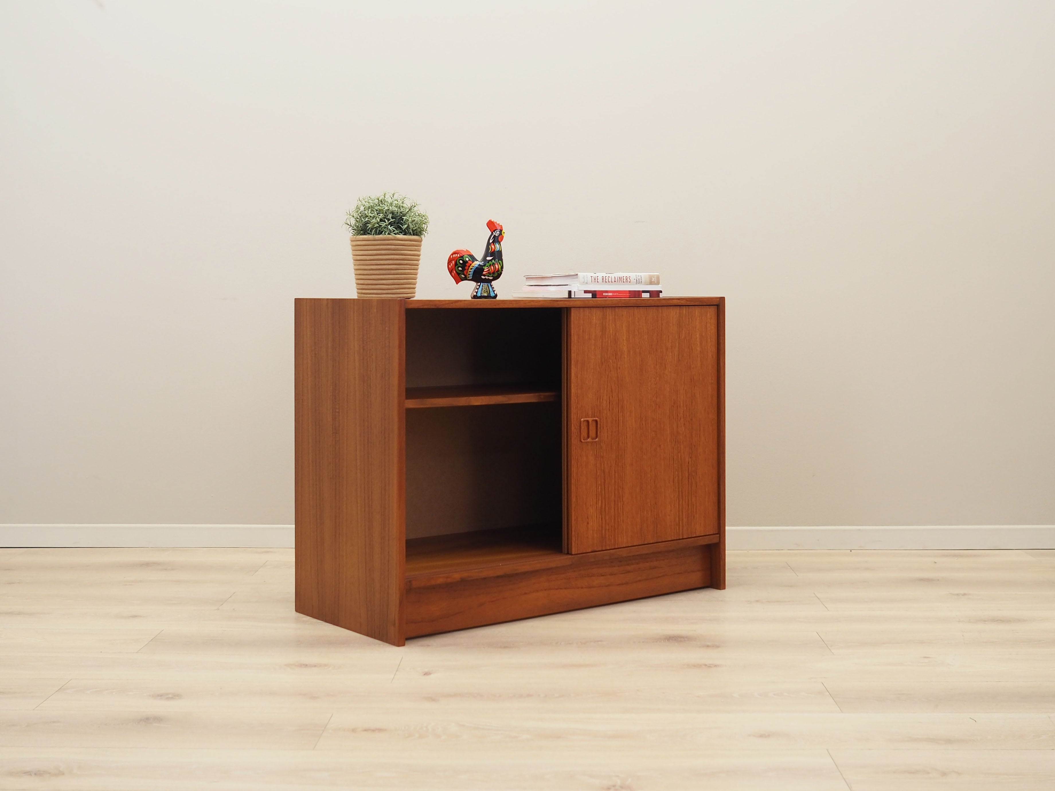 Teak_cabinet_Danish_design_from_1960s_production_Denmark