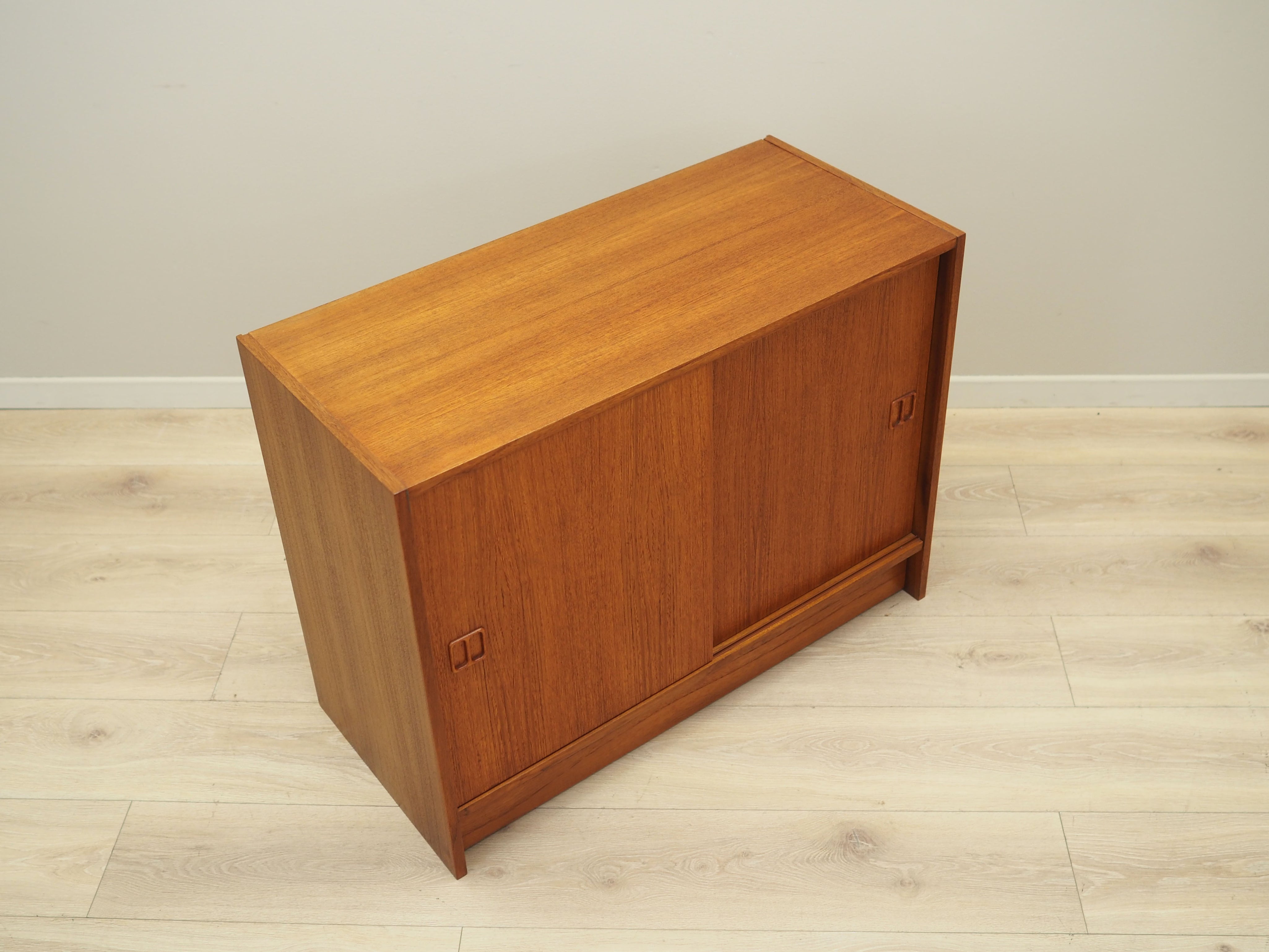 Teak_cabinet_Danish_design_from_1960s_production_Denmark