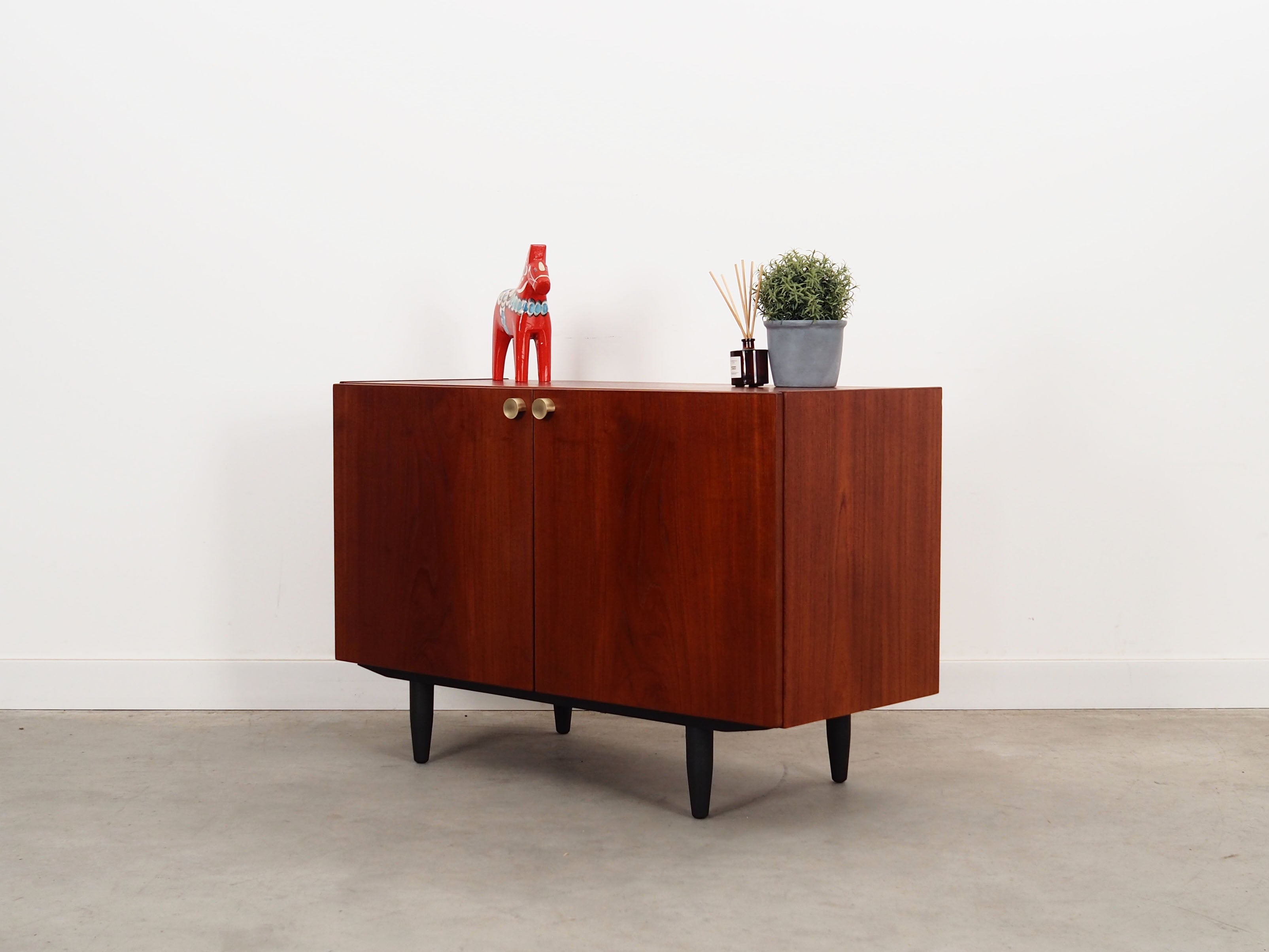 Teak_cabinet_Danish_design_from_1970s_production_Denmark