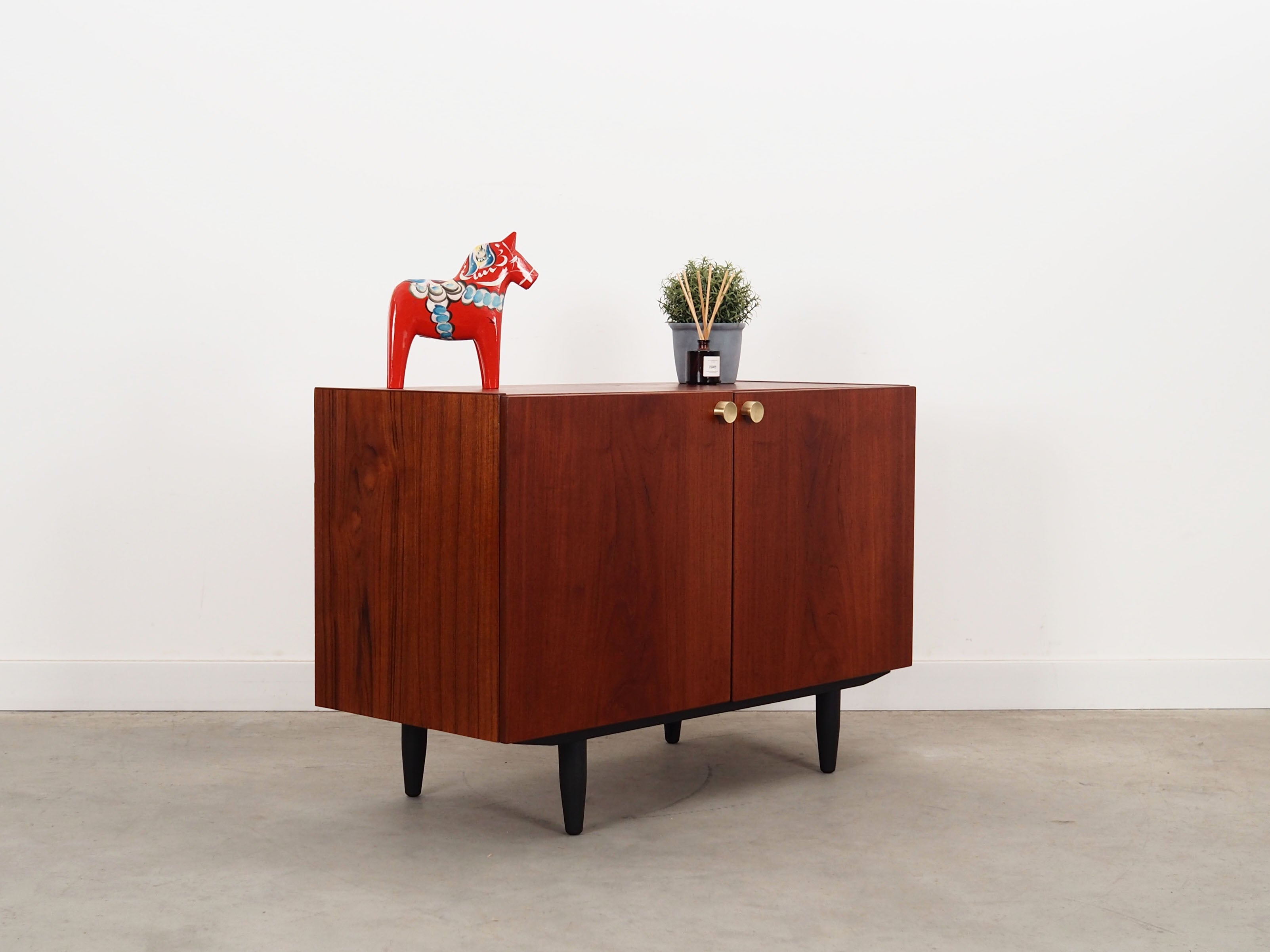 Teak_cabinet_Danish_design_from_1970s_production_Denmark