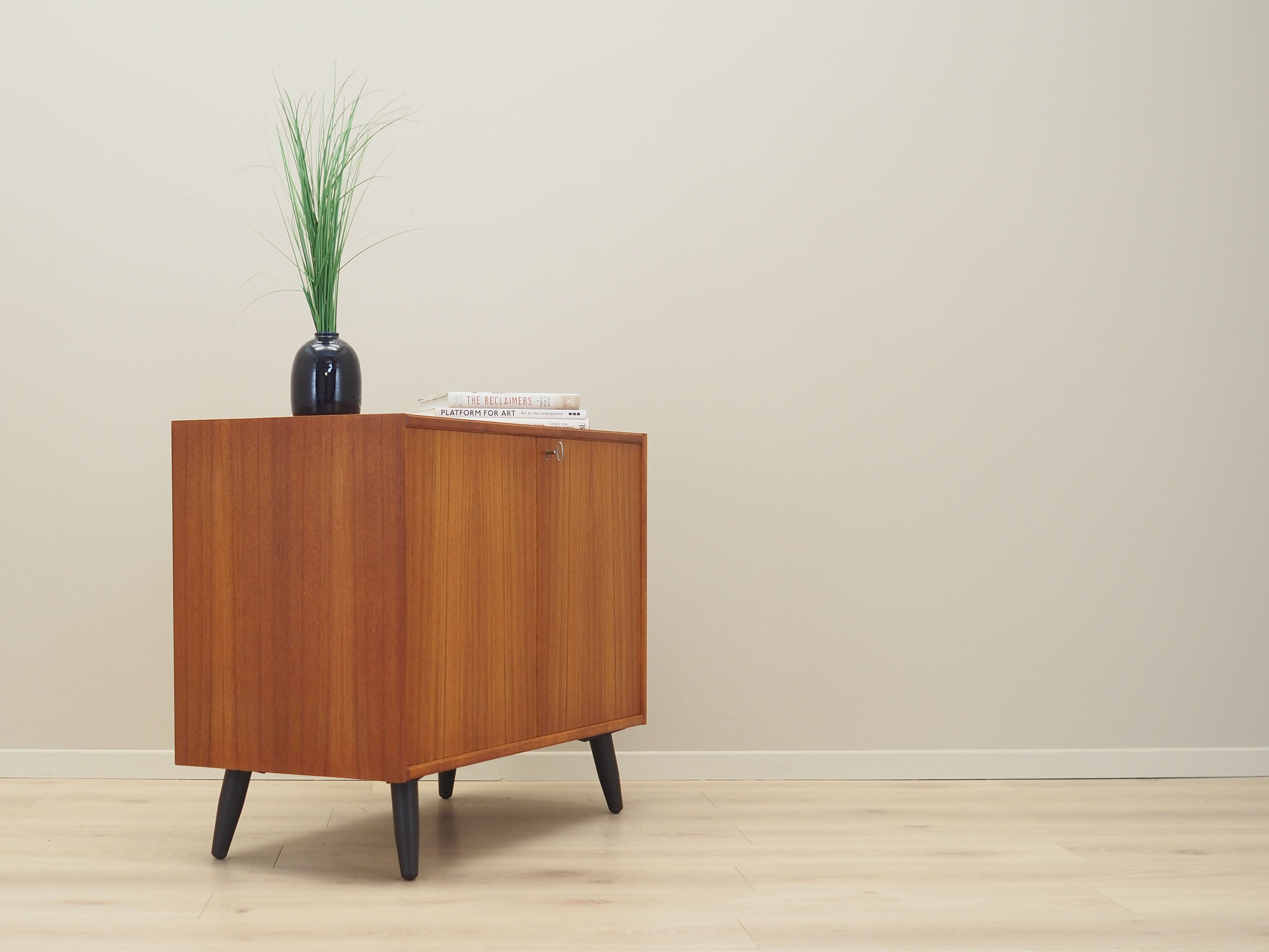 Teak_cabinet_in_Danish_design_1970s_production_Denmark