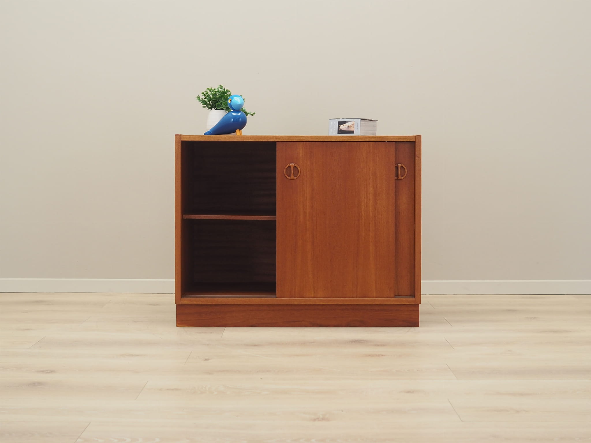 Teak_cabinet_in_Danish_design_from_1970s_production_Denmark