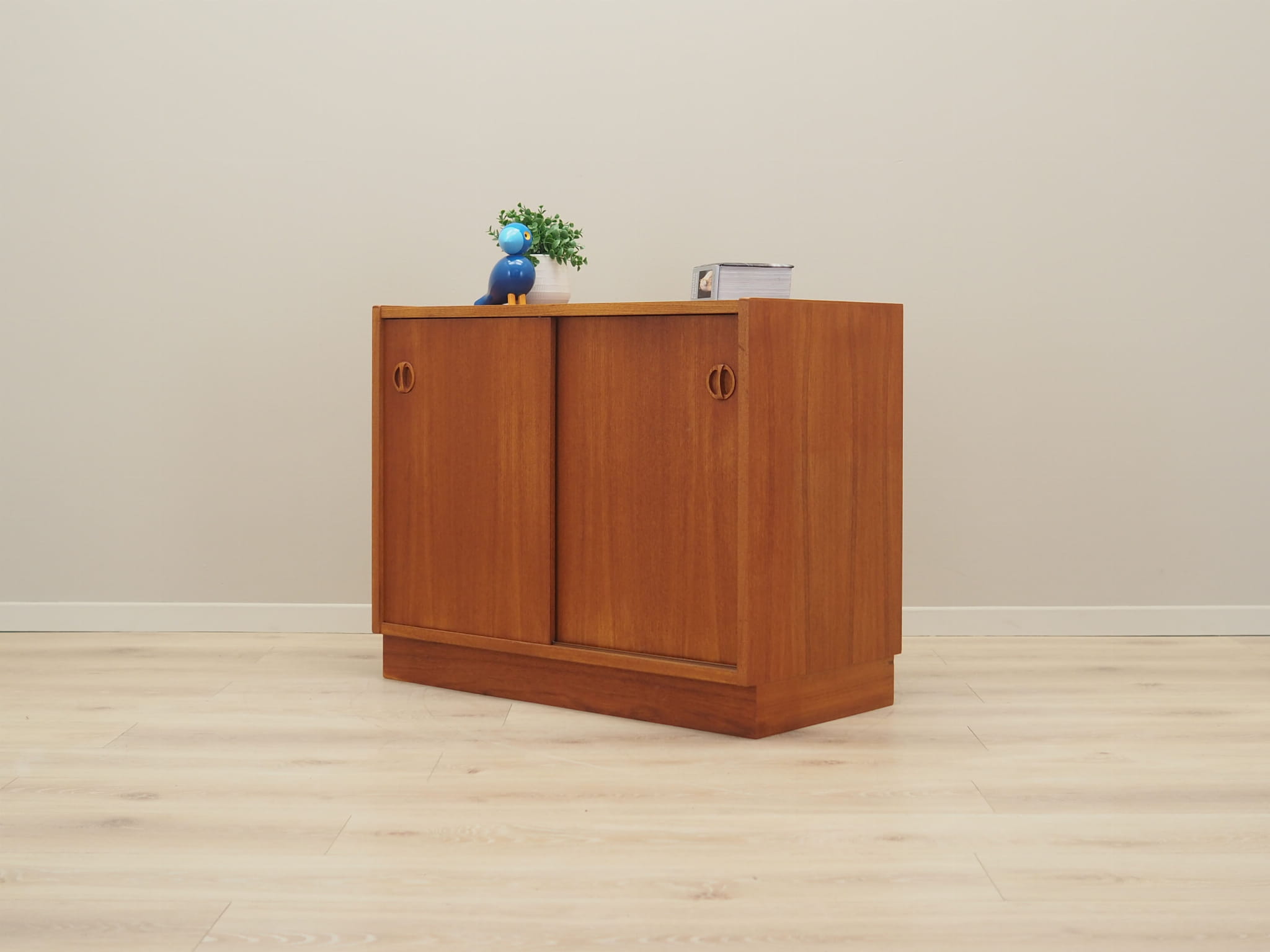 Teak_cabinet_in_Danish_design_from_1970s_production_Denmark