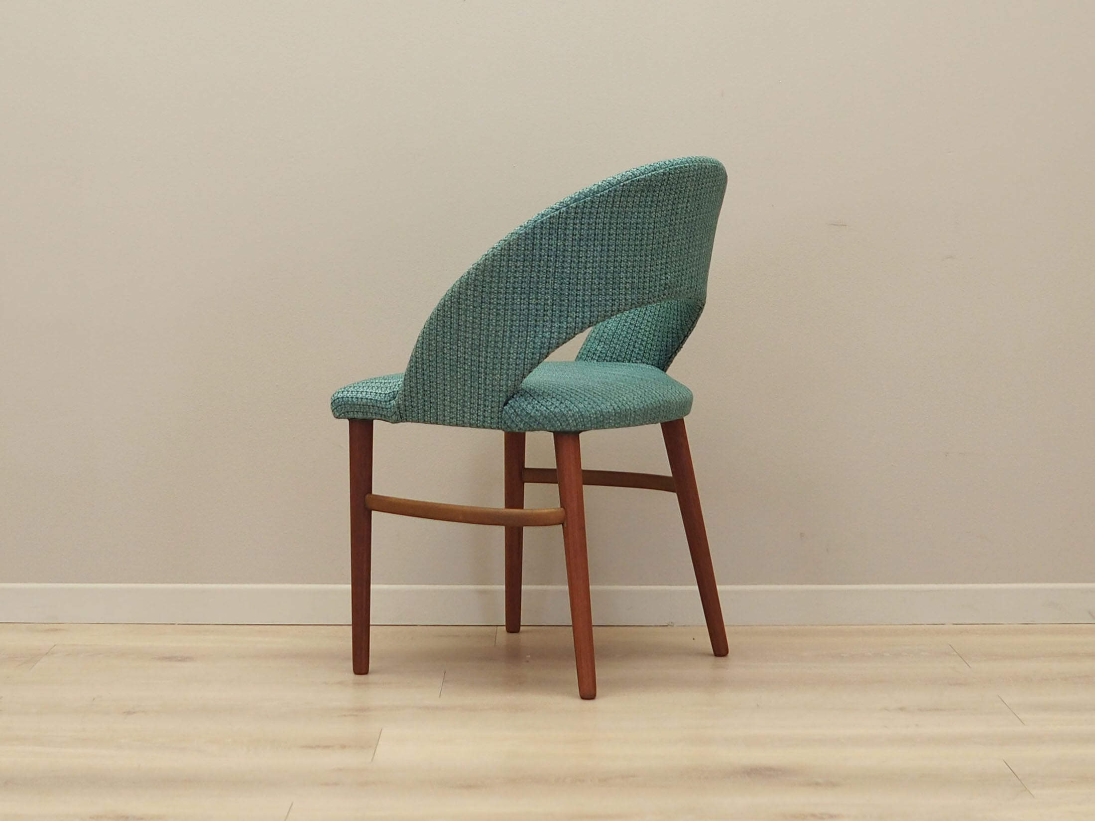 Teak_chair_Danish_design_1970s_production_Denmark